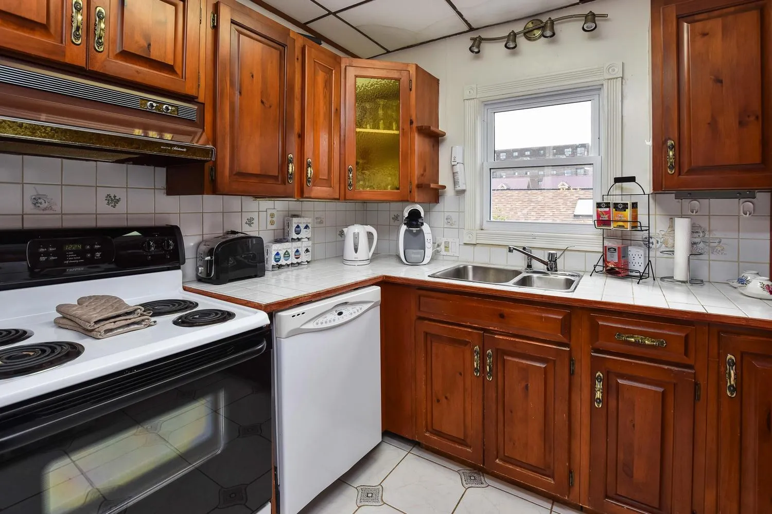 Coffee/tea facilities in Noble Suites