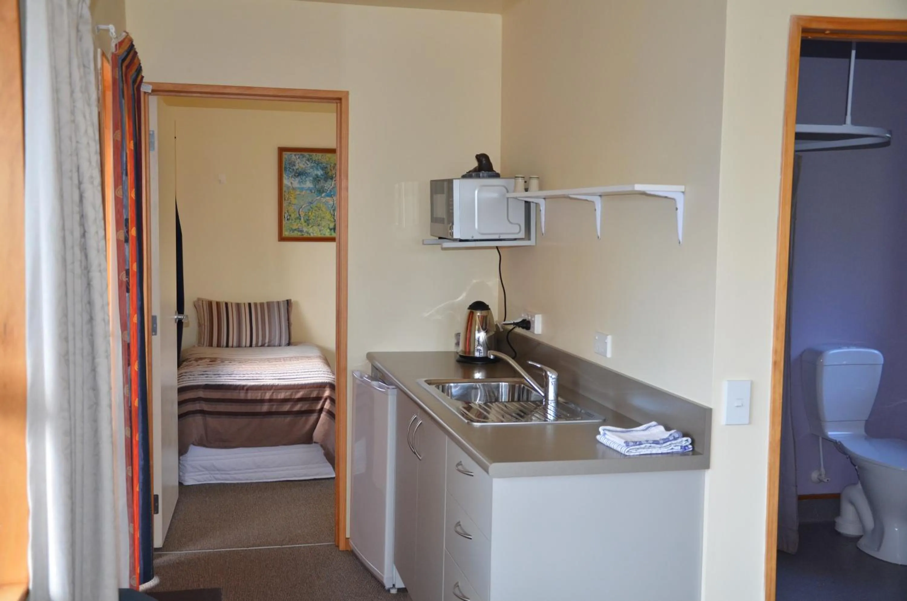 Kitchen or kitchenette, Bed in Catlins Newhaven Holiday Park