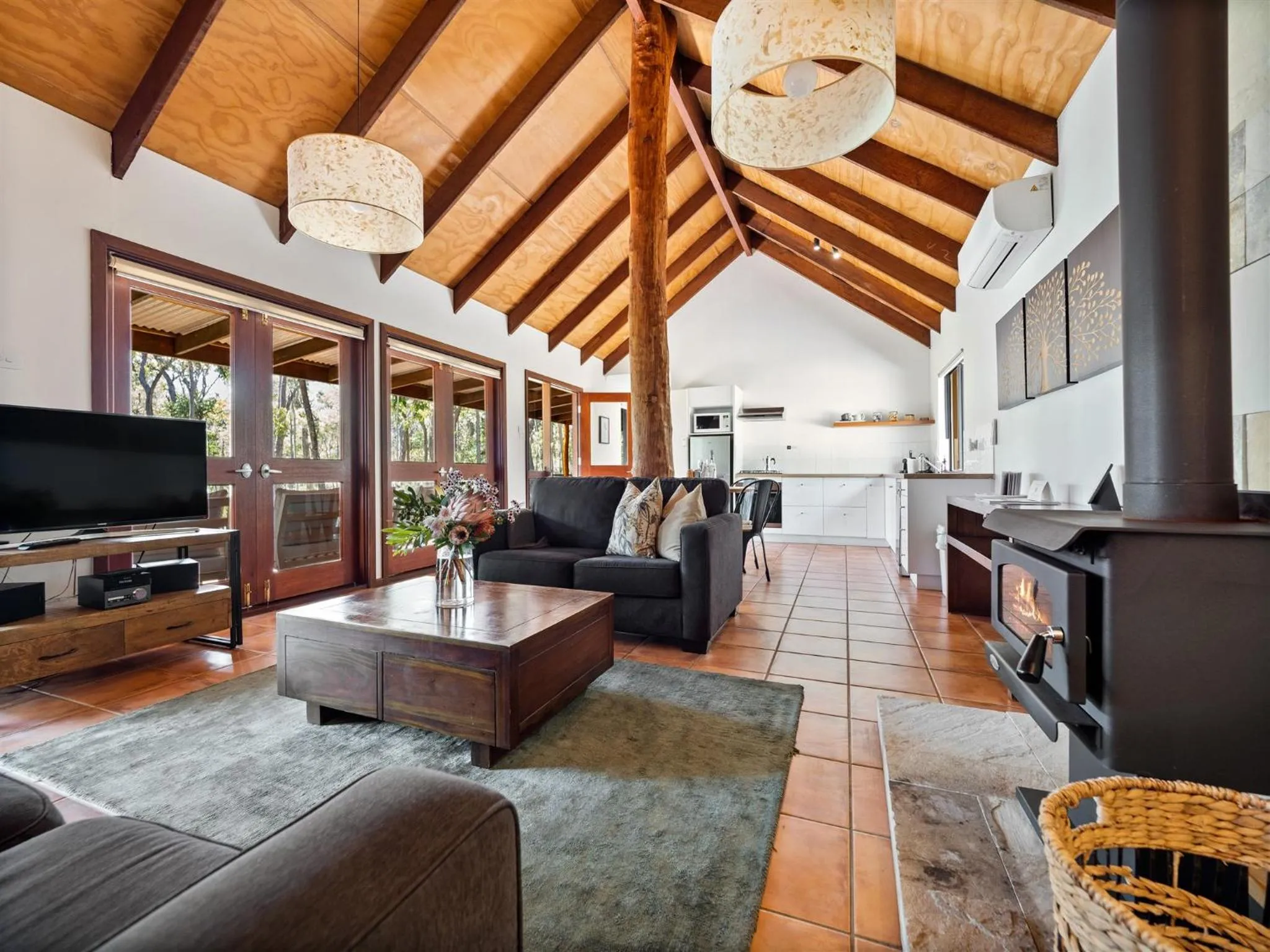 Communal lounge/ TV room in Forest Rise Chalets and Lodge