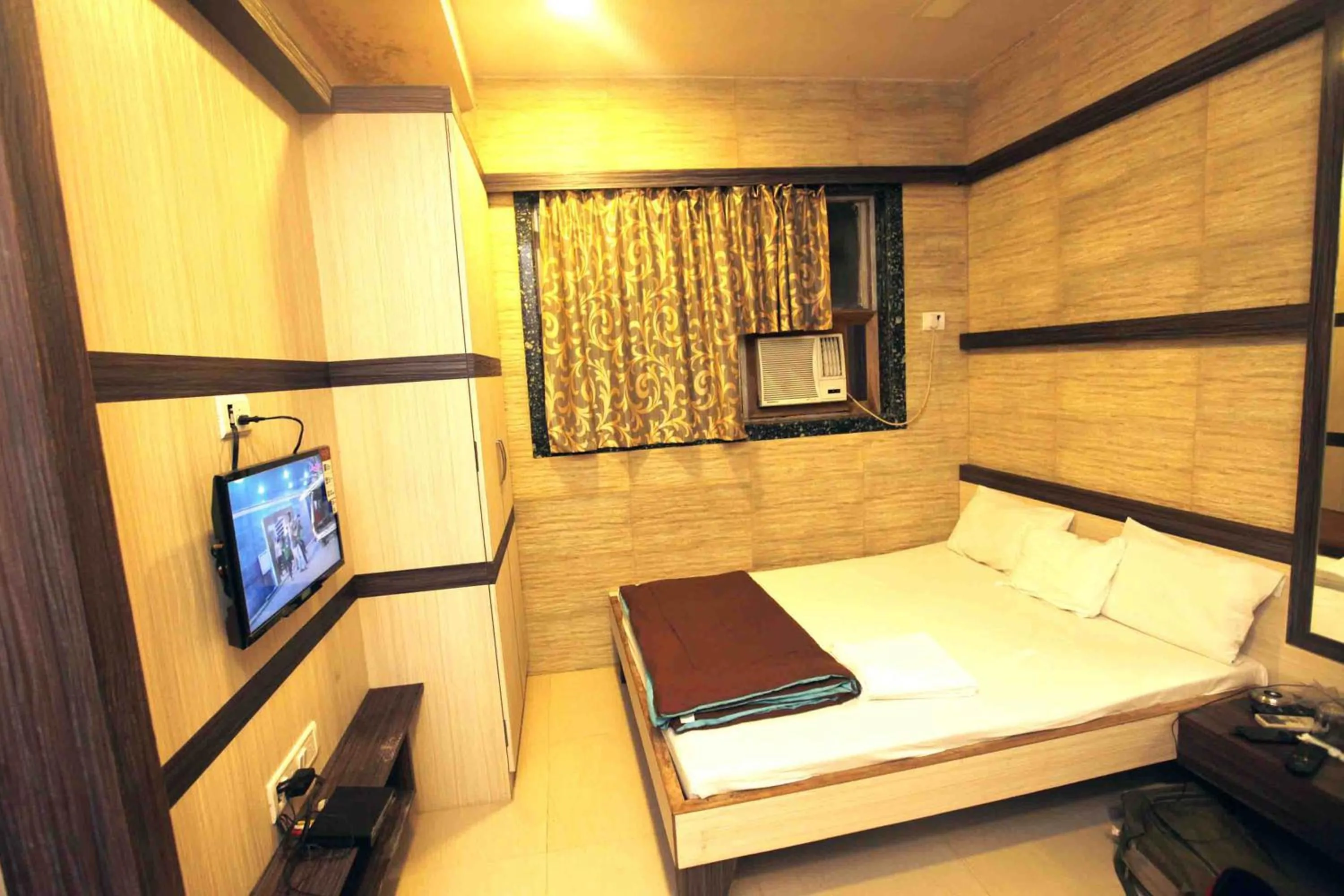 Shower, Bed in Hotel Al Moazin