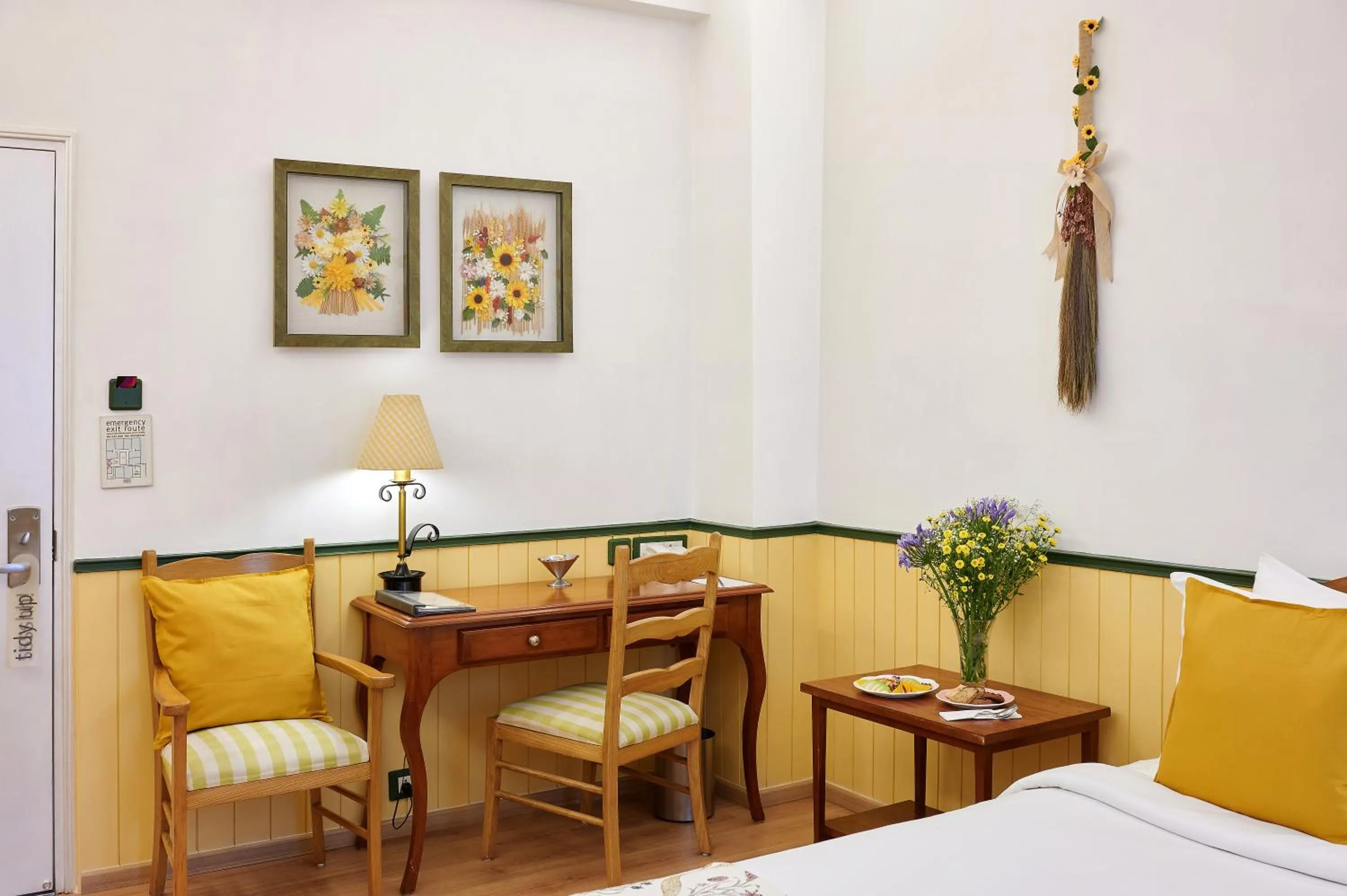 Bed in The Gordon House Hotel - Near Gateway Of India