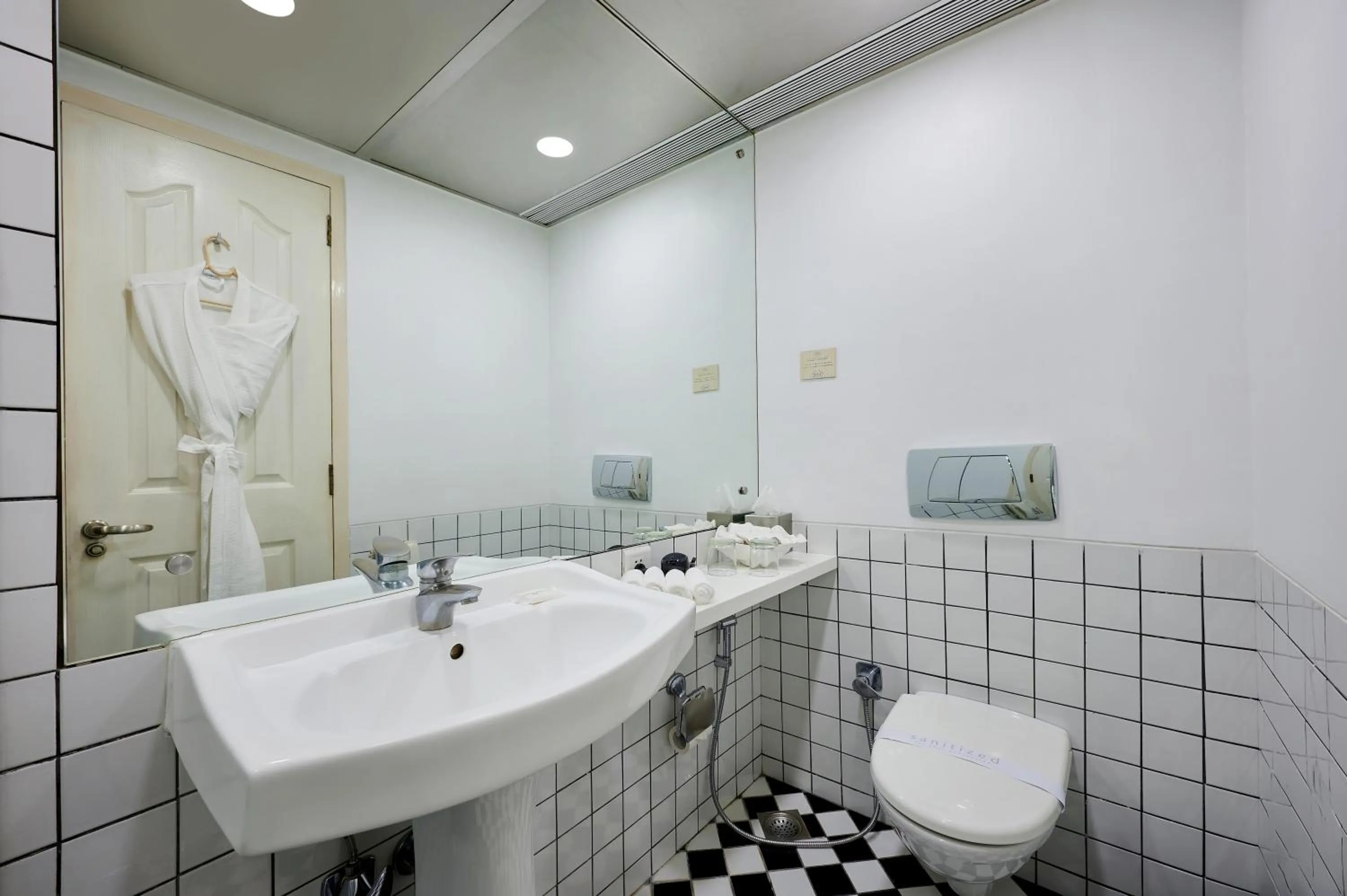 Bathroom in The Gordon House Hotel - Near Gateway Of India