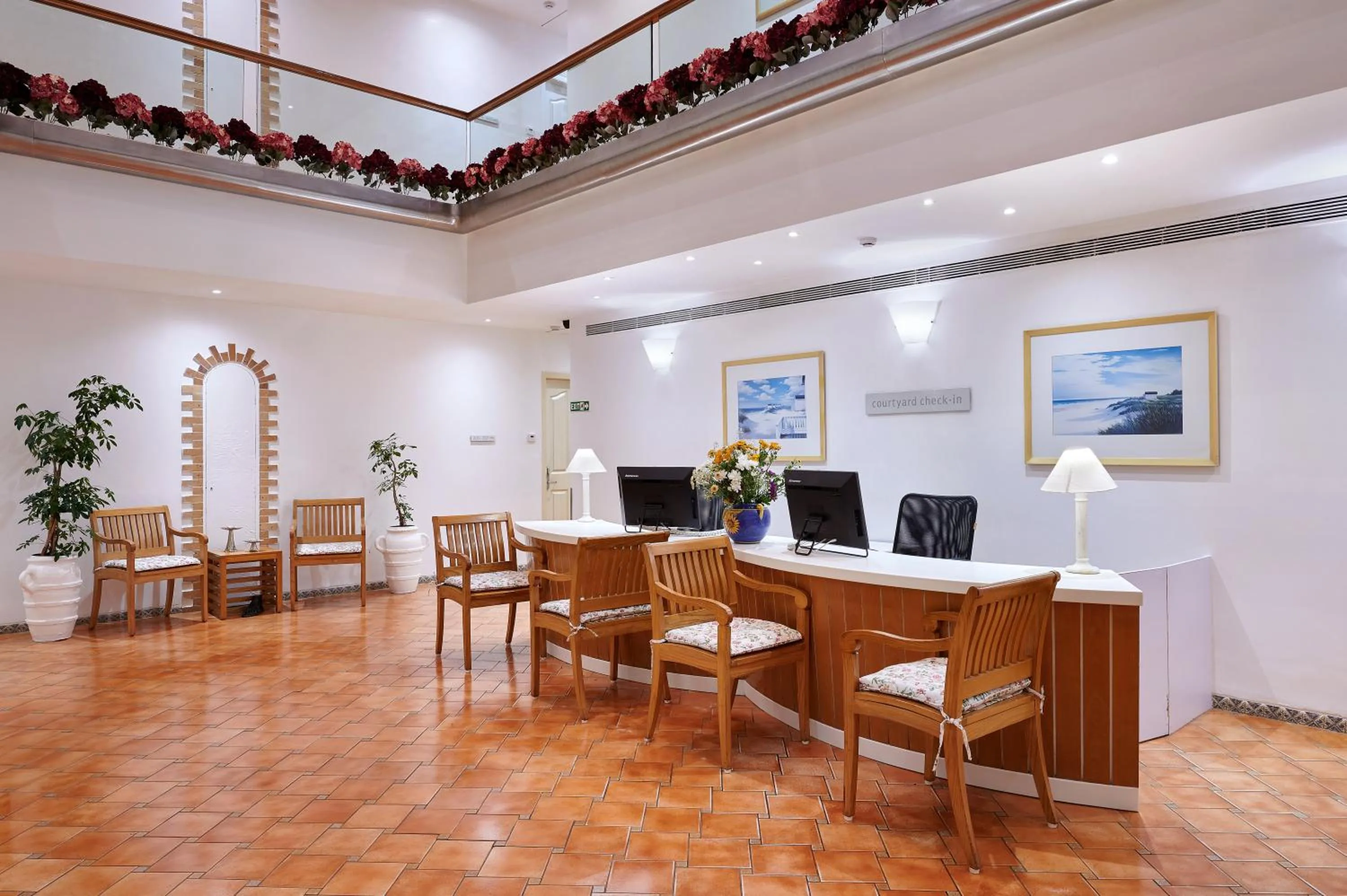 Lobby or reception in The Gordon House Hotel - Near Gateway Of India