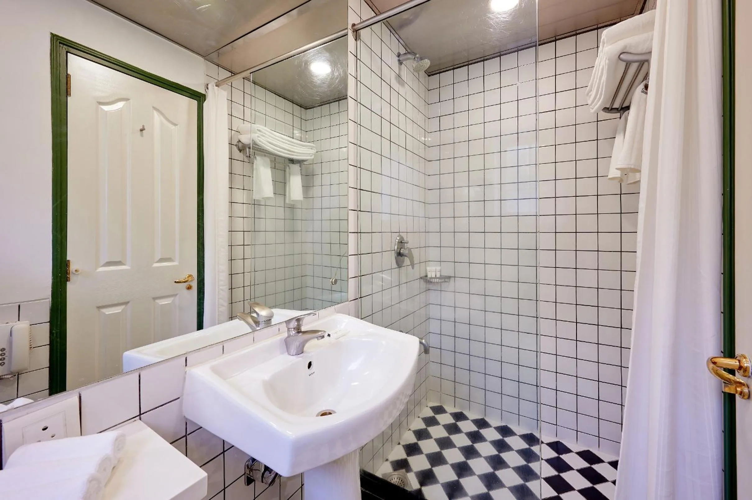 Shower in The Gordon House Hotel - Near Gateway Of India