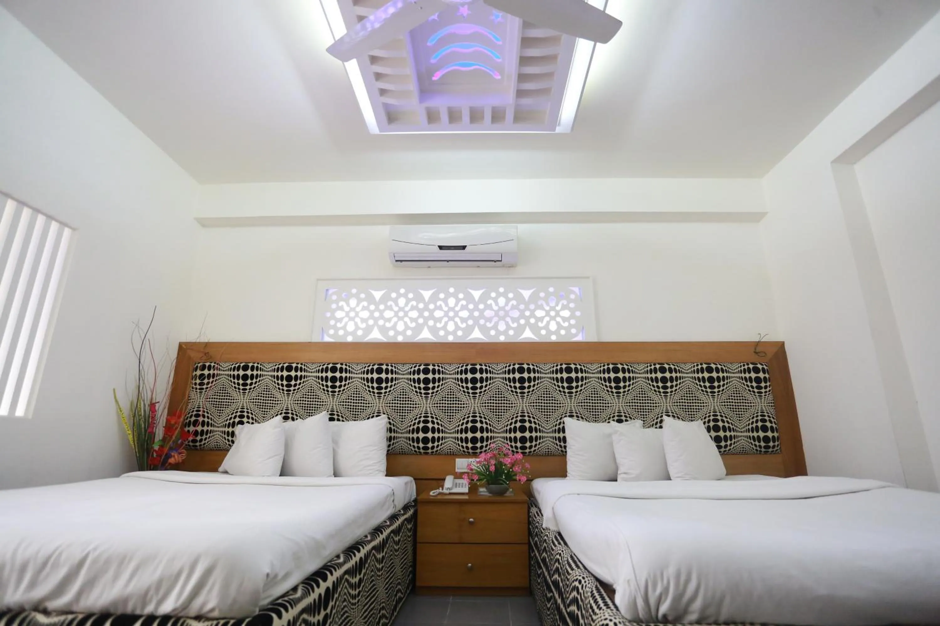 Day, Bed in Nagar Valley Hotel Ltd.