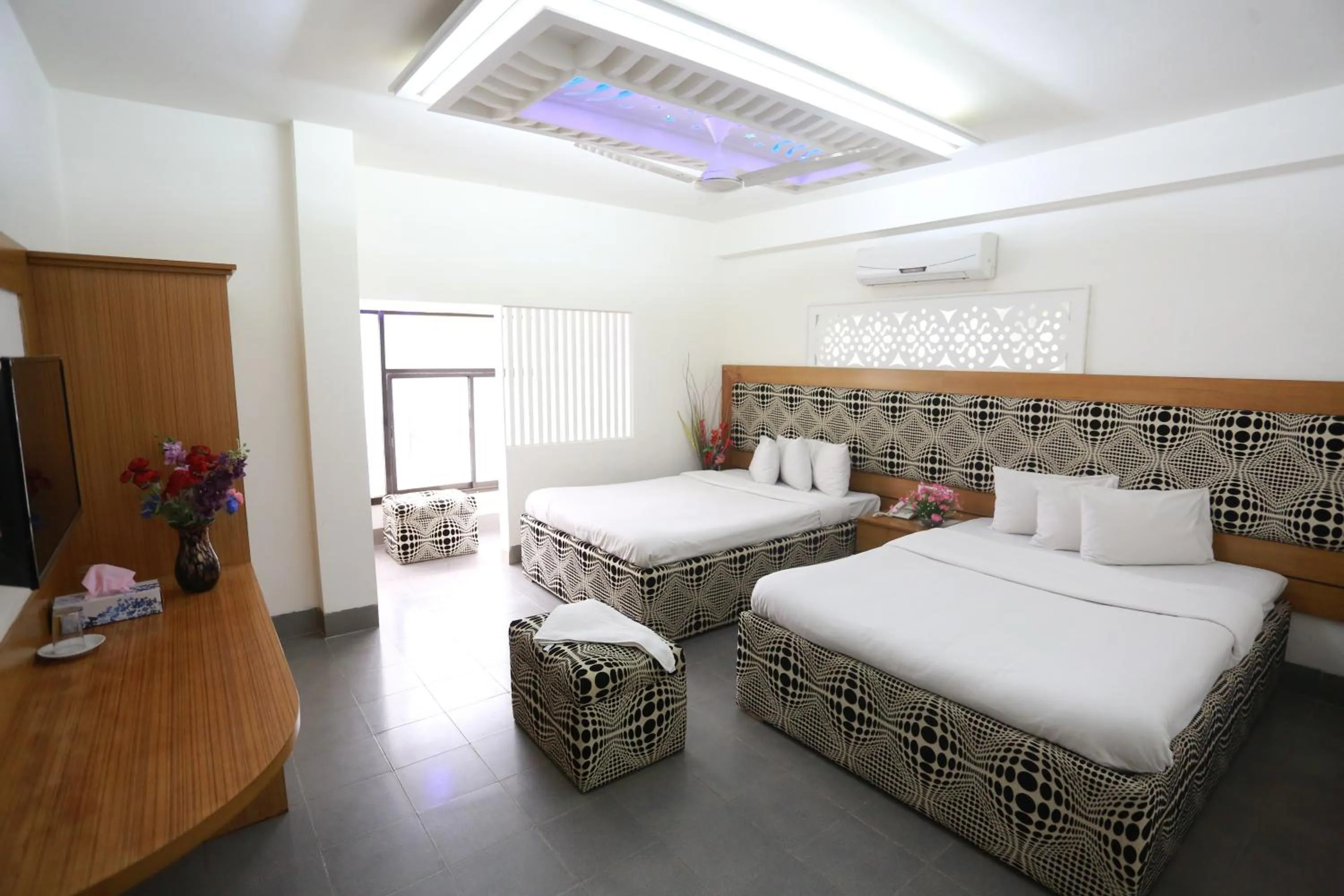 Bed in Nagar Valley Hotel Ltd.