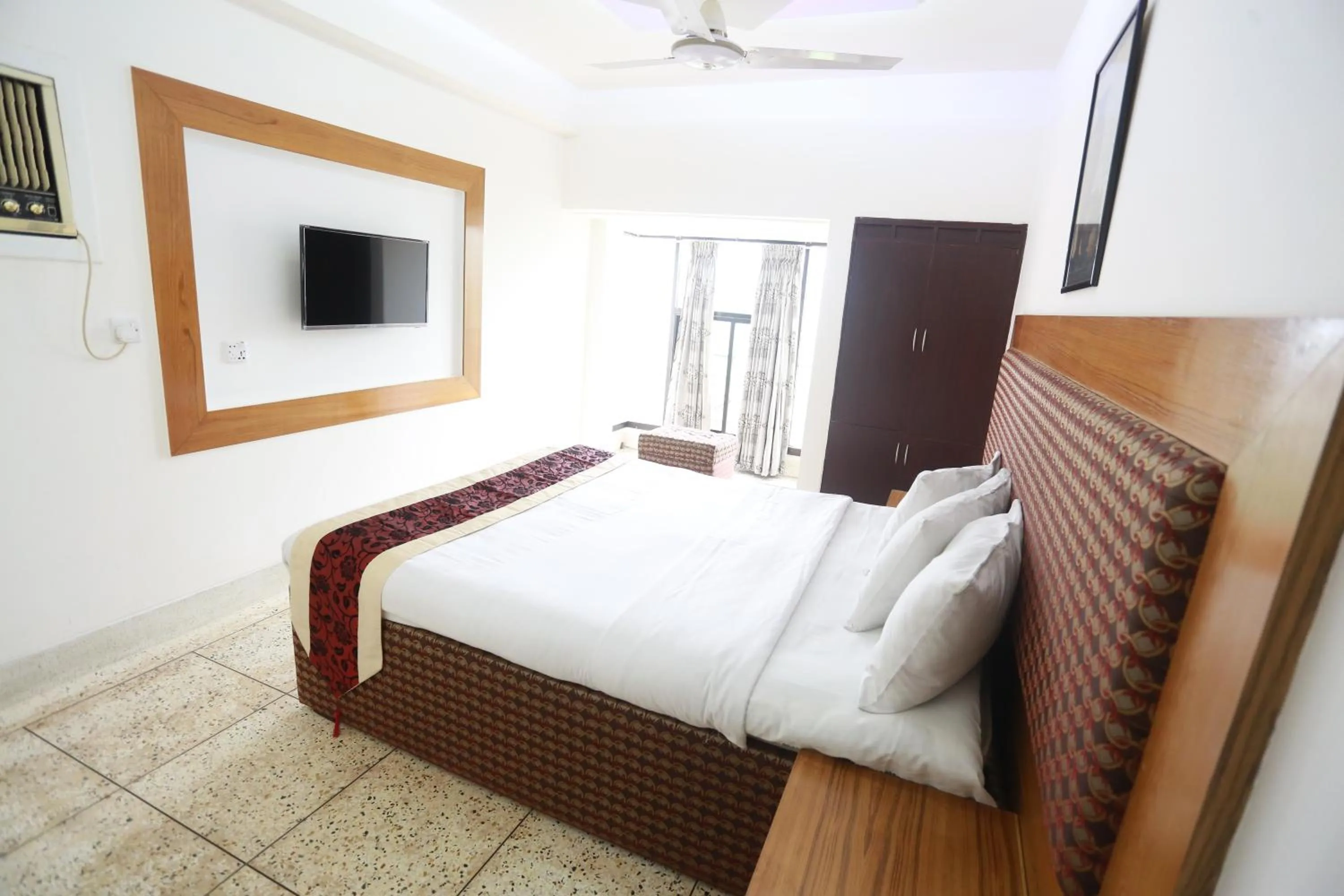 Bed in Nagar Valley Hotel Ltd.