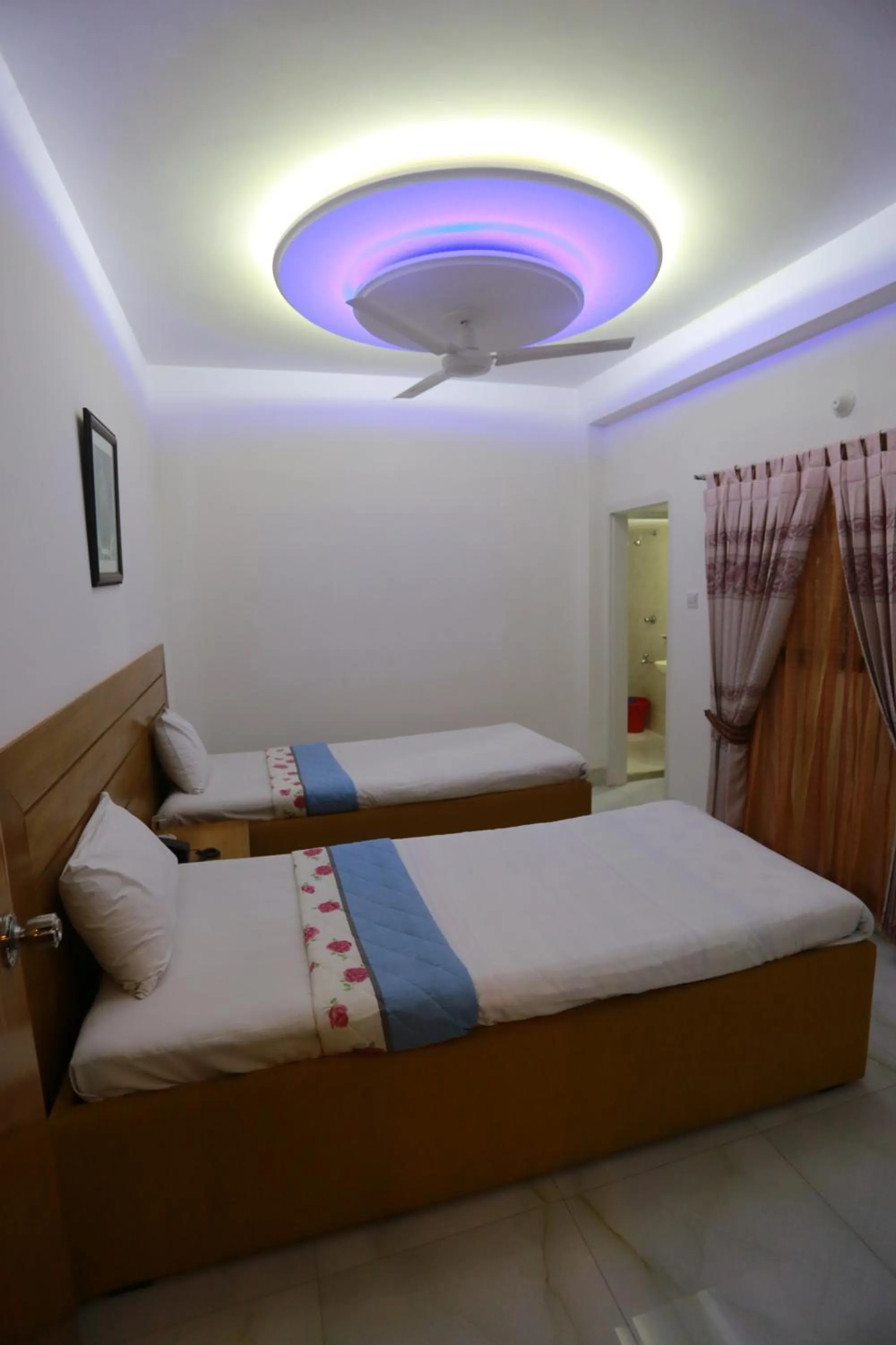 Bed in Nagar Valley Hotel Ltd.