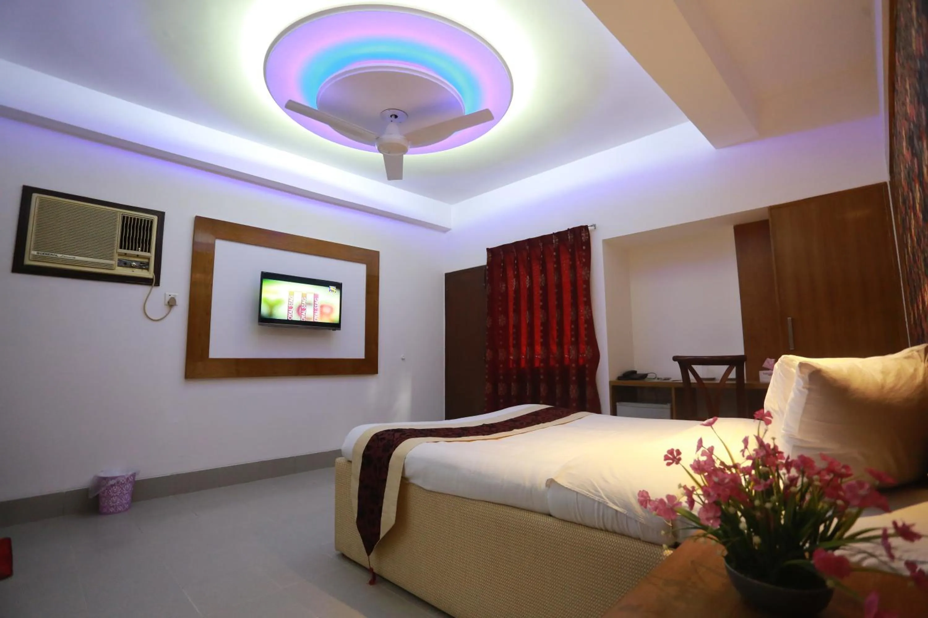 Bed in Nagar Valley Hotel Ltd.