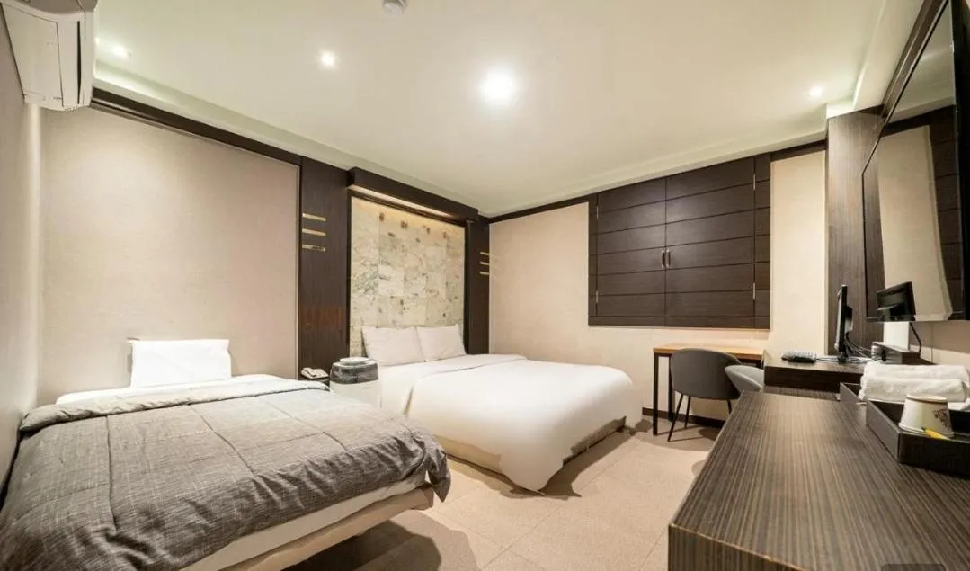 Deluxe Twin Room in Nowon Luxe Hotel