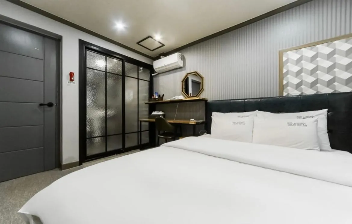 Parking, Bed in The Sharp Hotel