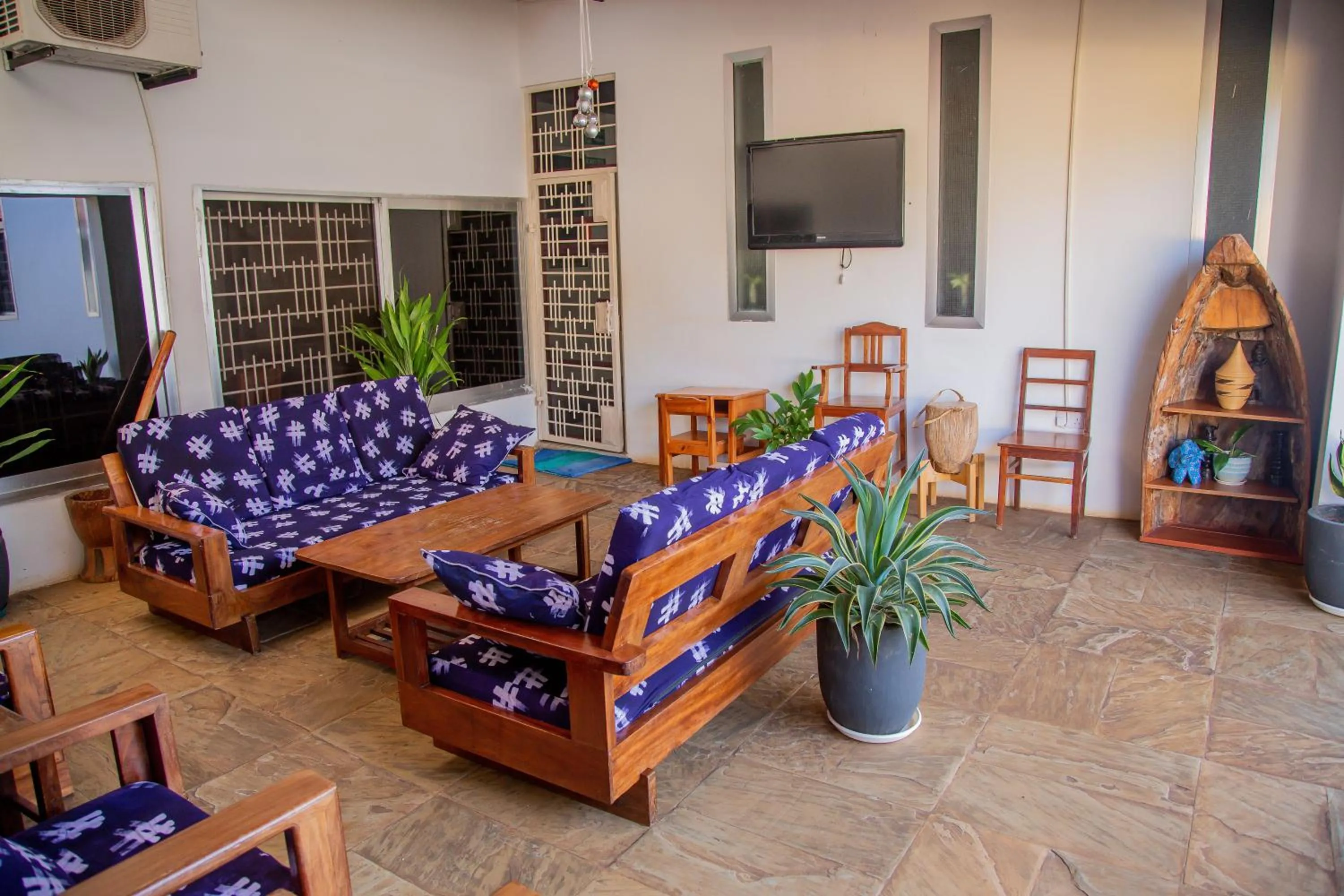 Communal lounge/ TV room in La Casa Preciosa in Tanga