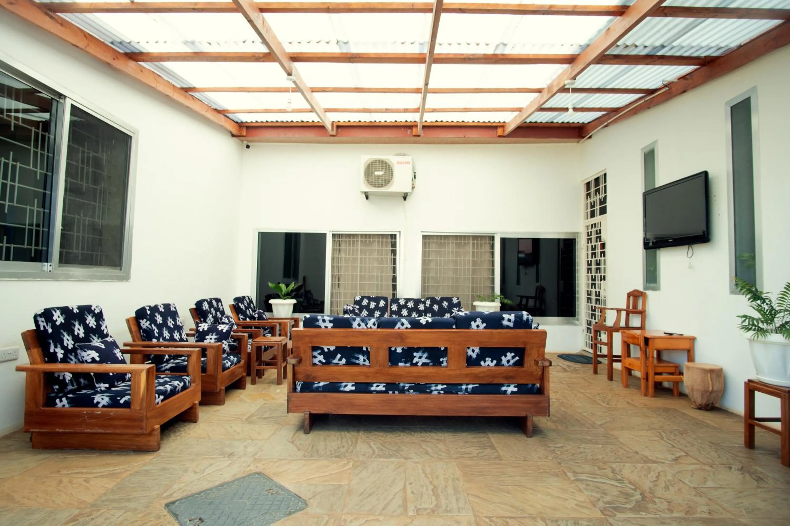 Communal lounge/ TV room in La Casa Preciosa in Tanga