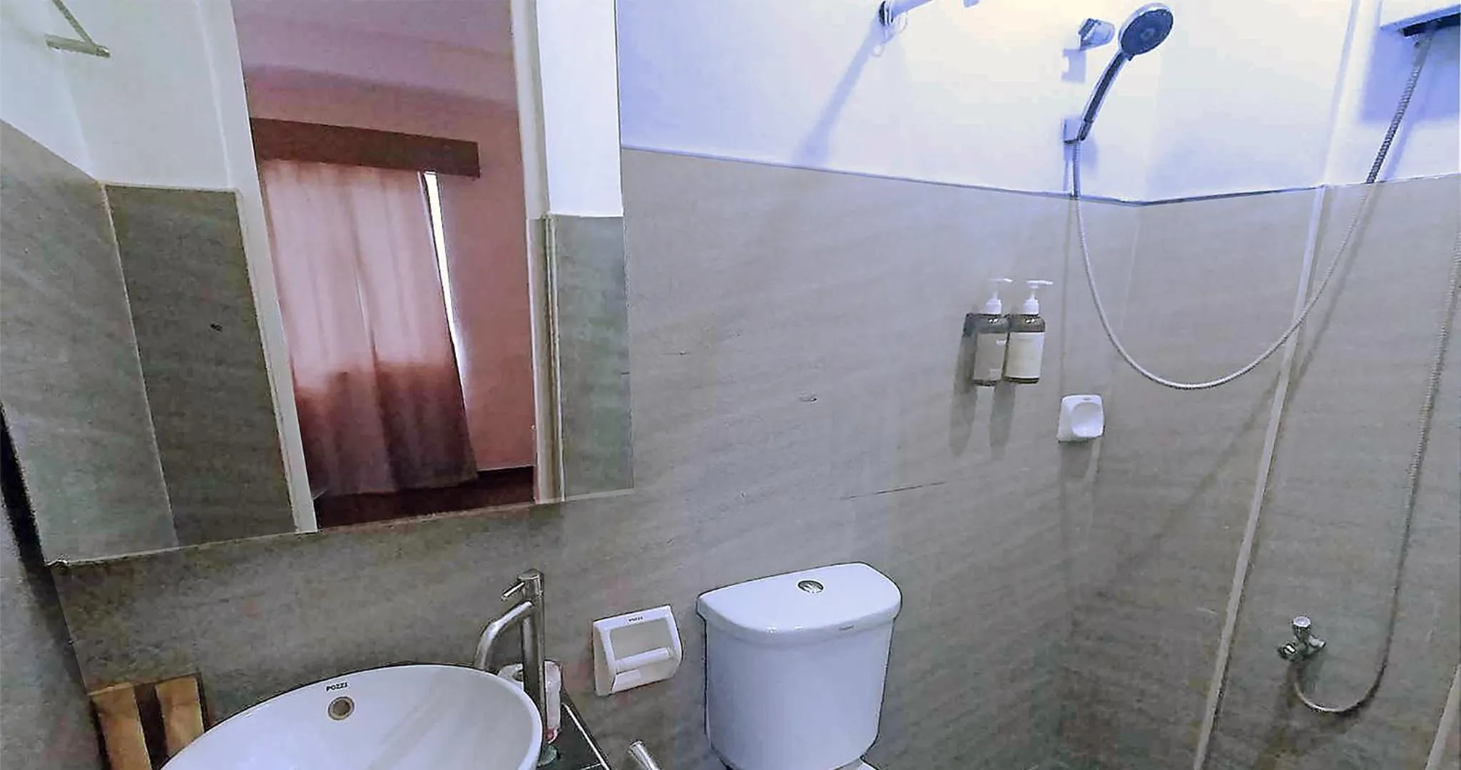 Shower in Casa Almarenzo Bed & Breakfast