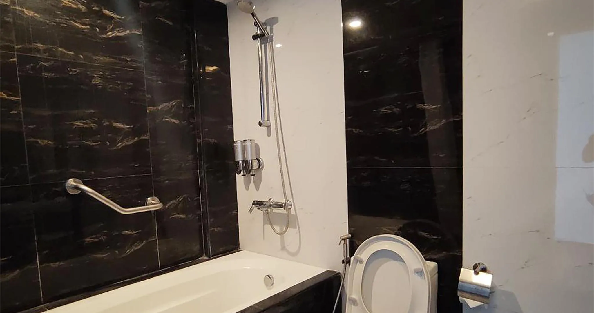 Shower in Casa Almarenzo Bed & Breakfast