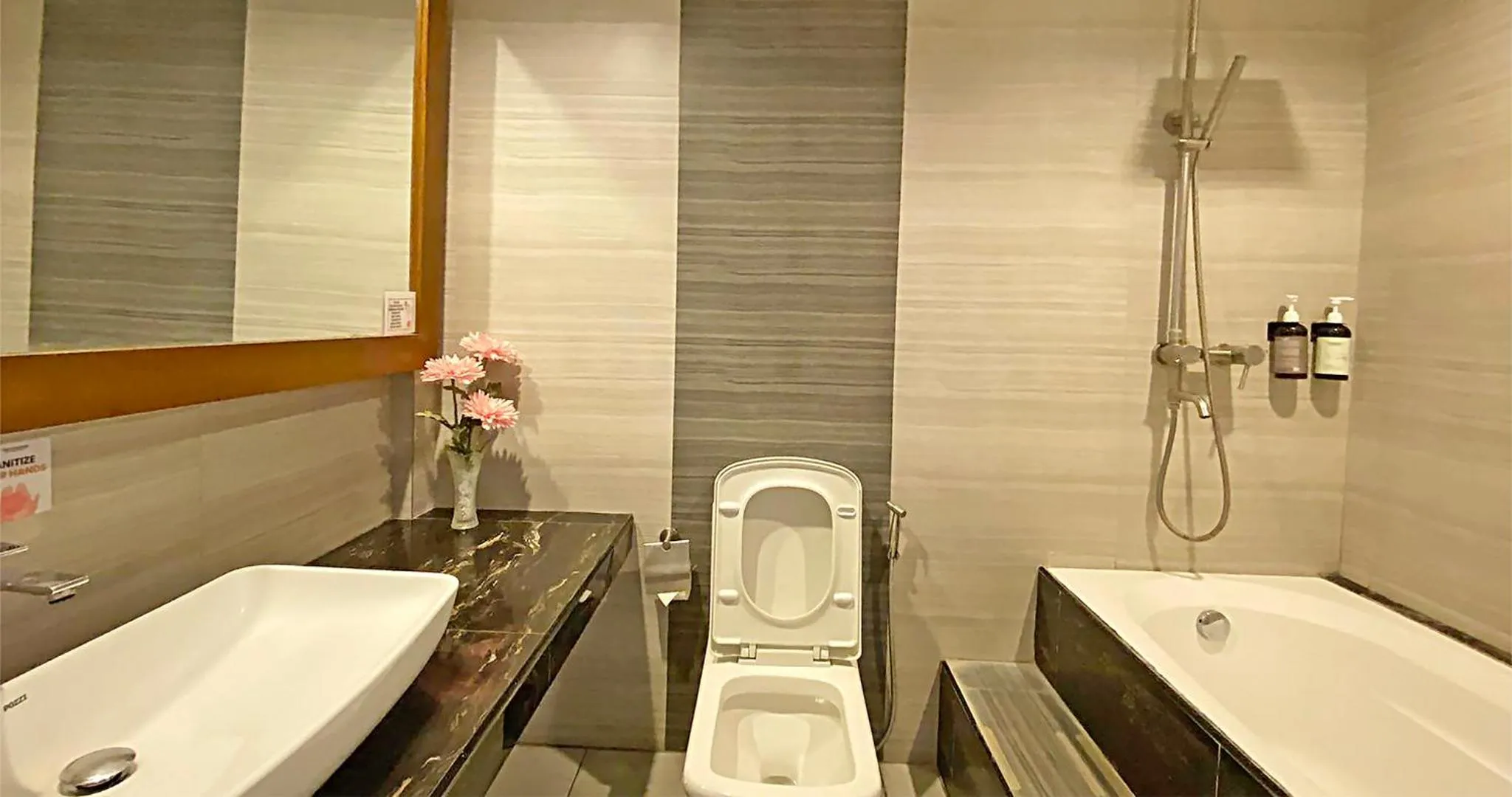 Shower in Casa Almarenzo Bed & Breakfast