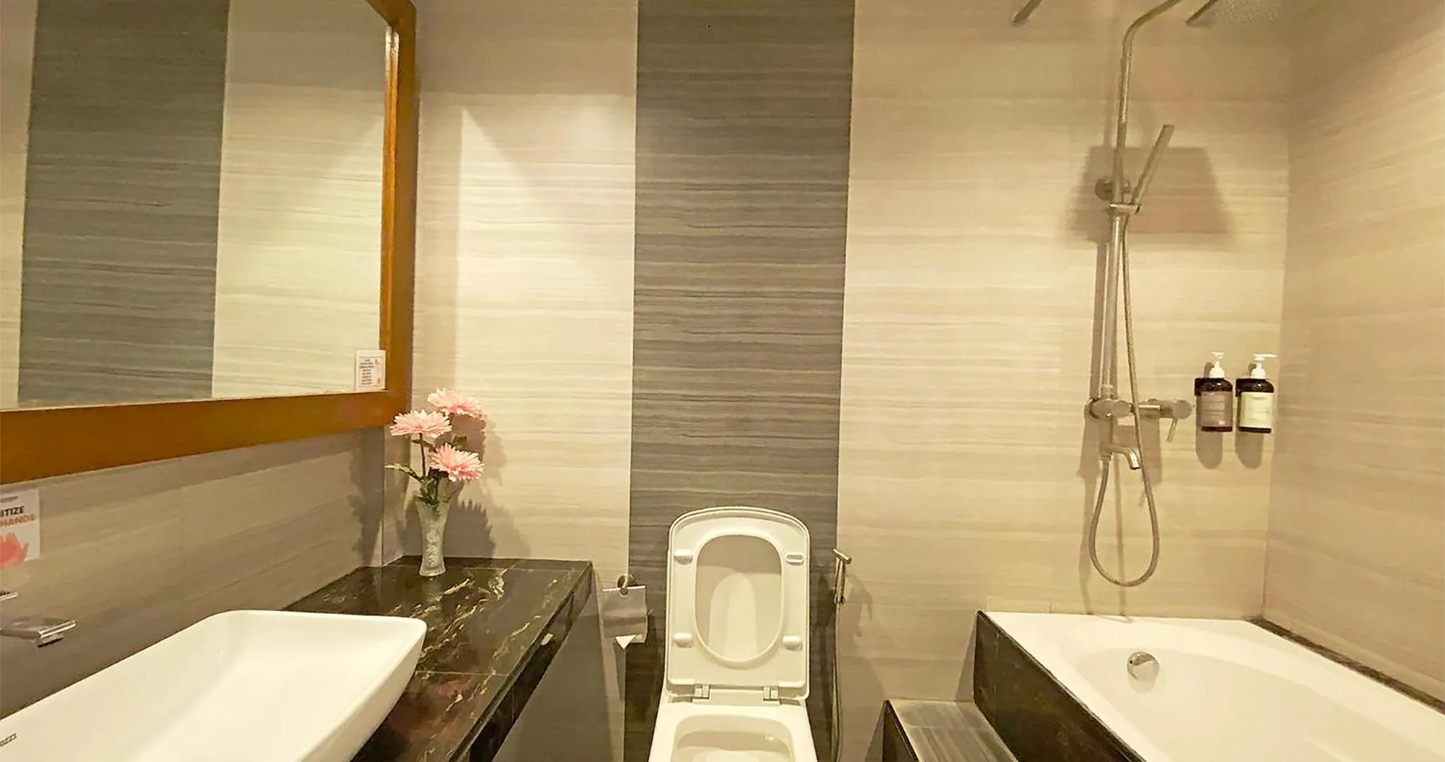 Shower in Casa Almarenzo Bed & Breakfast