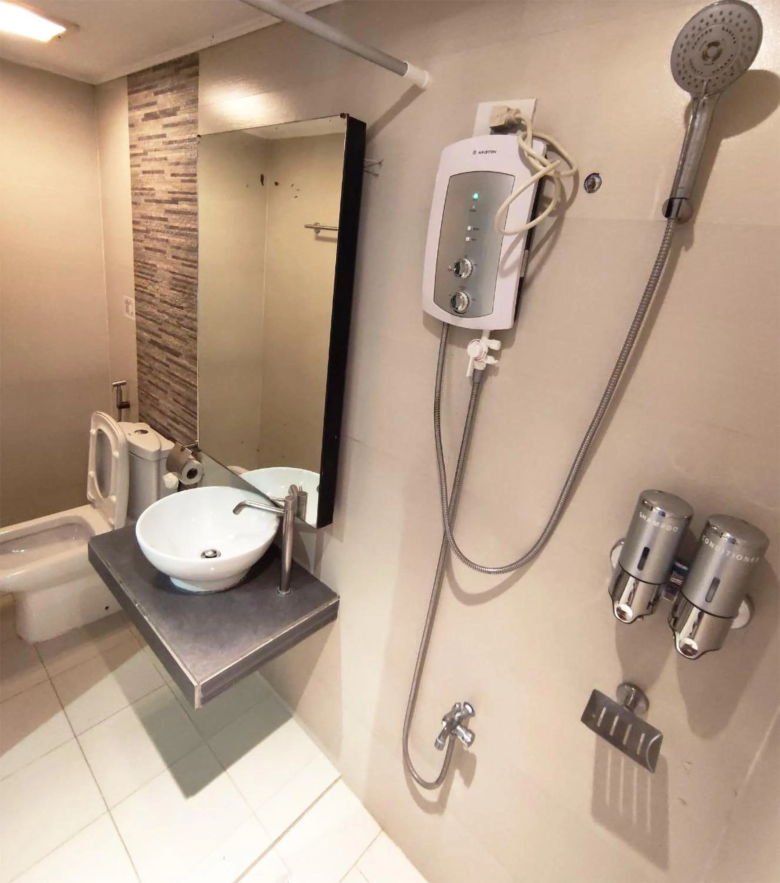 Shower in Casa Almarenzo Bed & Breakfast