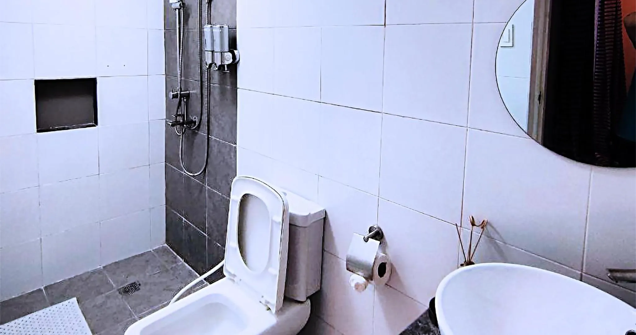 Shower in Casa Almarenzo Bed & Breakfast