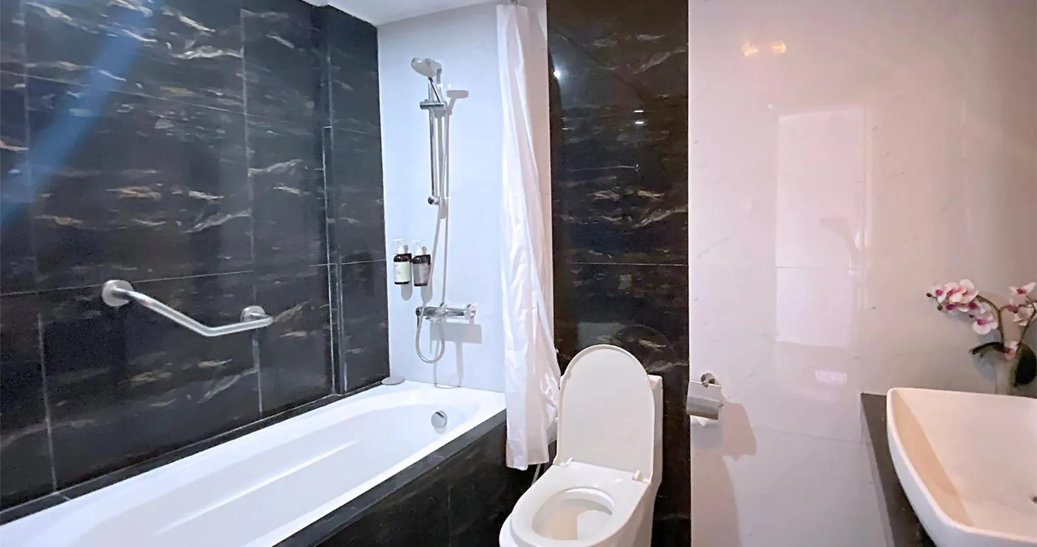 Shower in Casa Almarenzo Bed & Breakfast