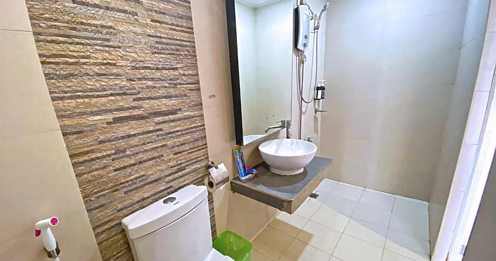 Shower in Casa Almarenzo Bed & Breakfast