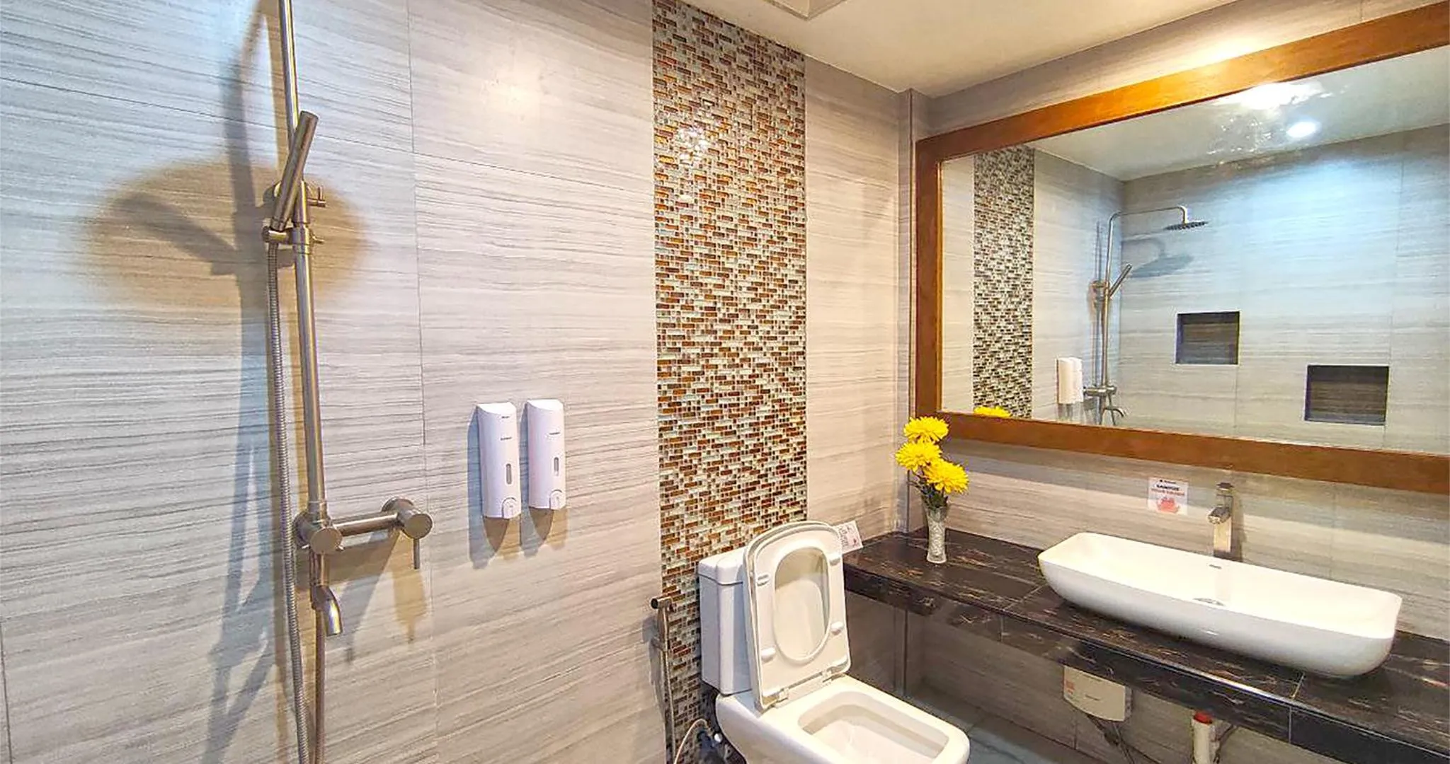 Shower in Casa Almarenzo Bed & Breakfast