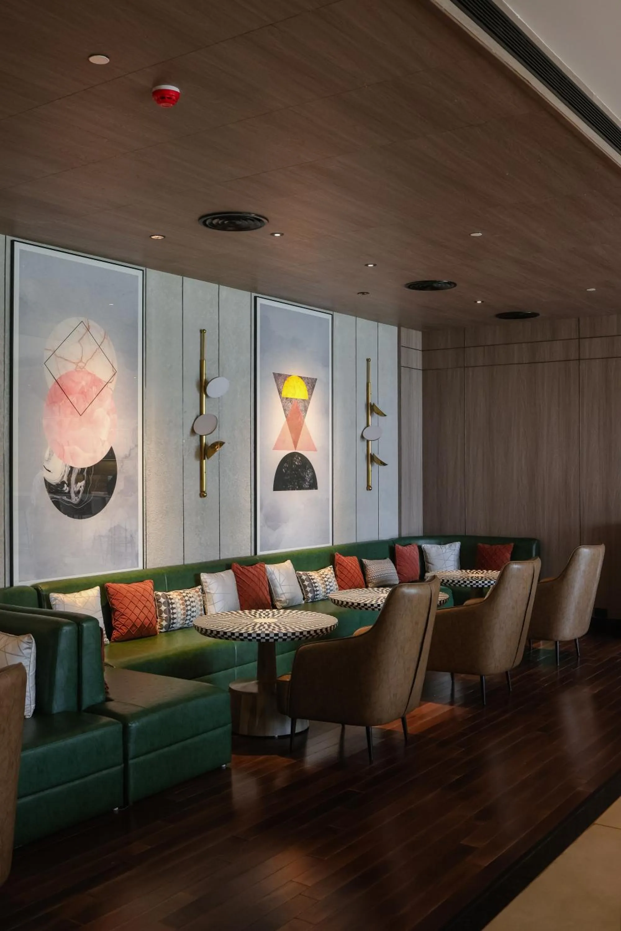 Lounge or bar in Radisson Resort Hatgad Saputara