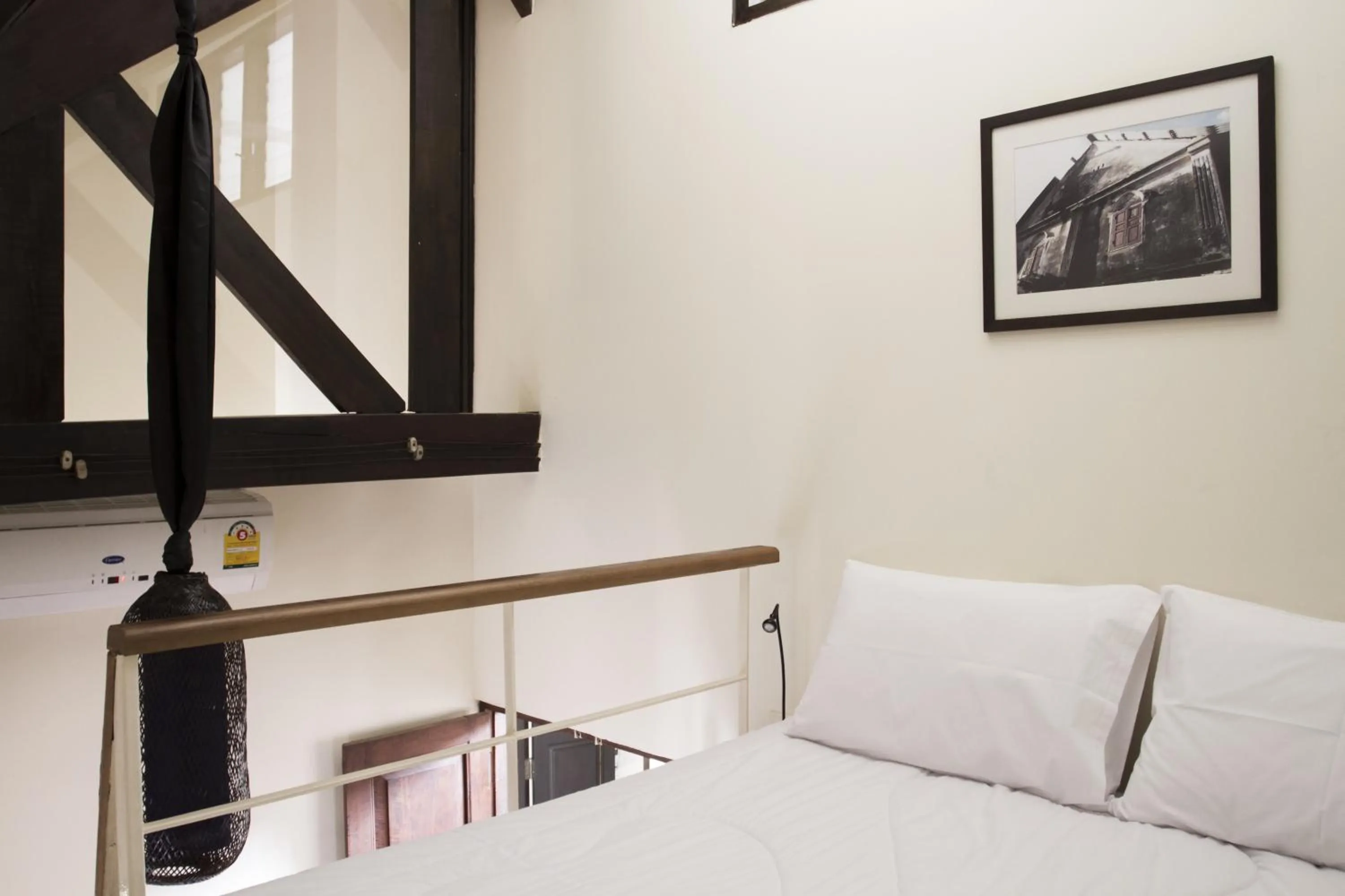 Bed in Baan Luang Rajamaitri Historic Inn