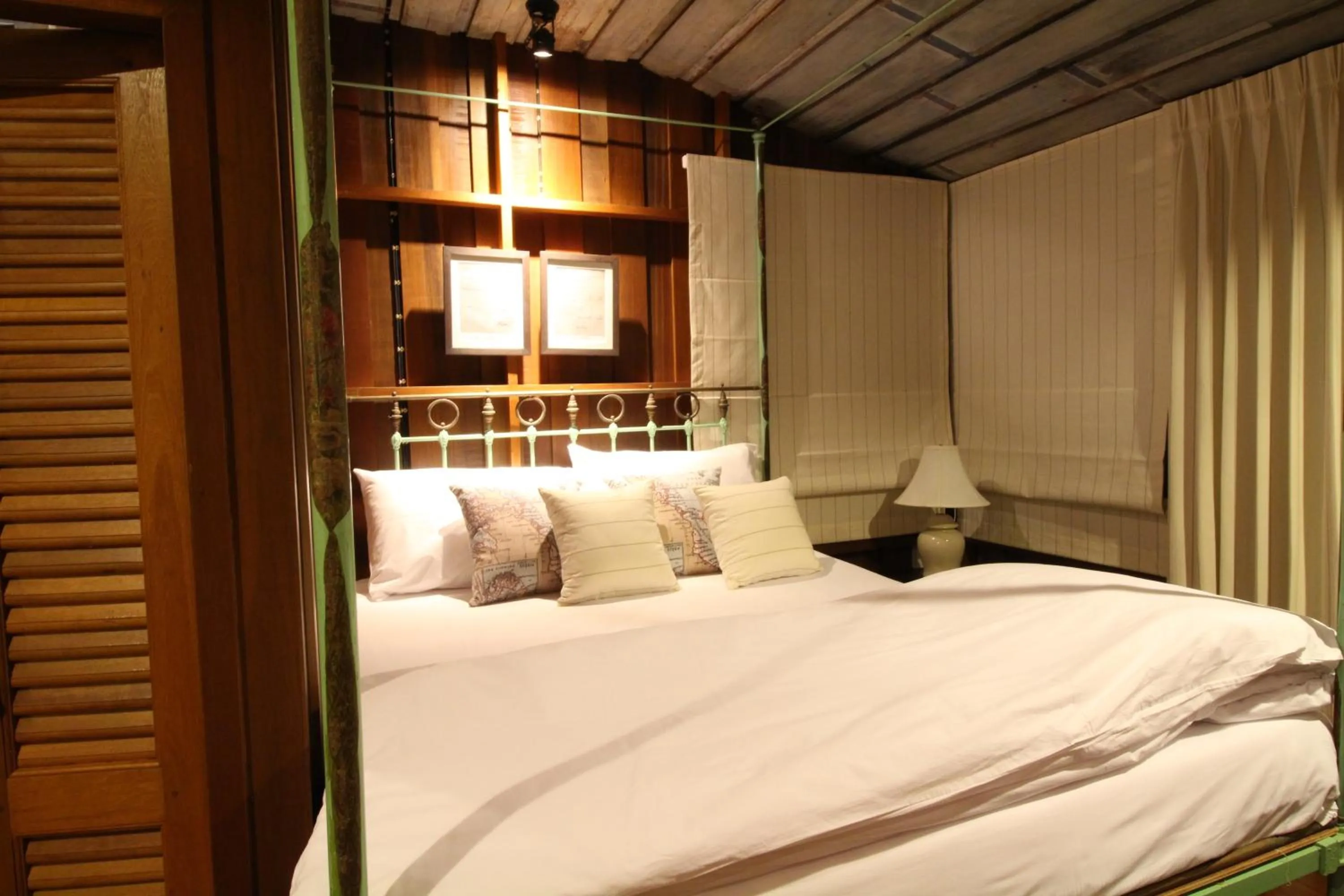 Bed in Baan Luang Rajamaitri Historic Inn