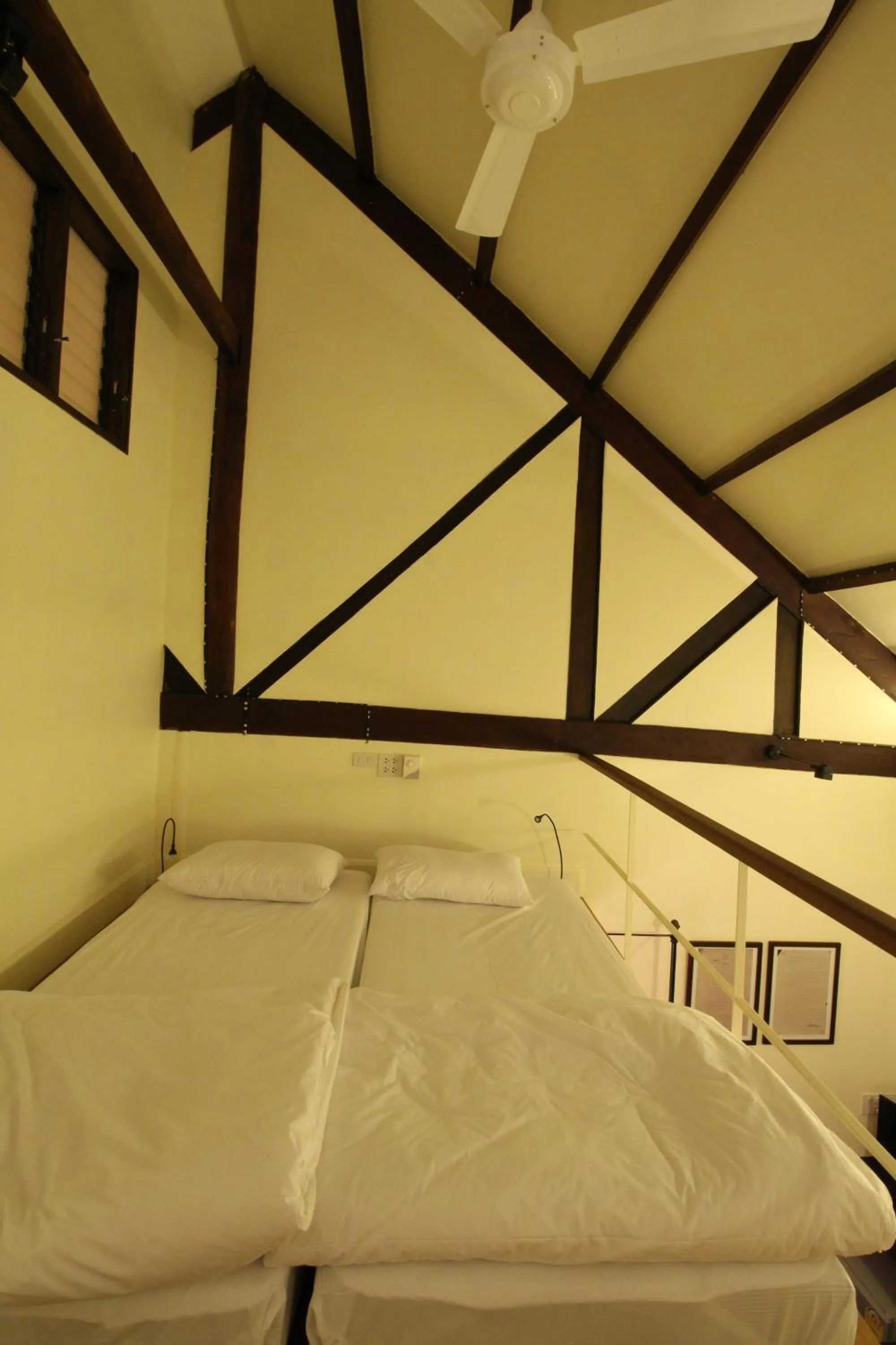 Bed in Baan Luang Rajamaitri Historic Inn