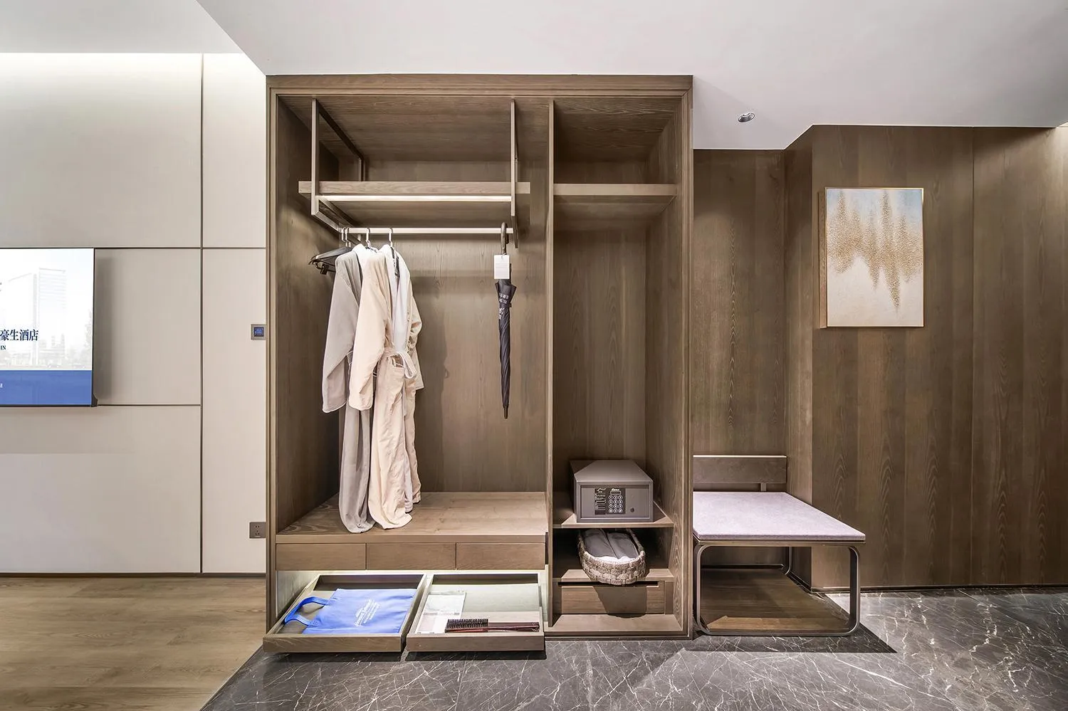 wardrobe in Howard Johnson Royal Hotel Shenzhen