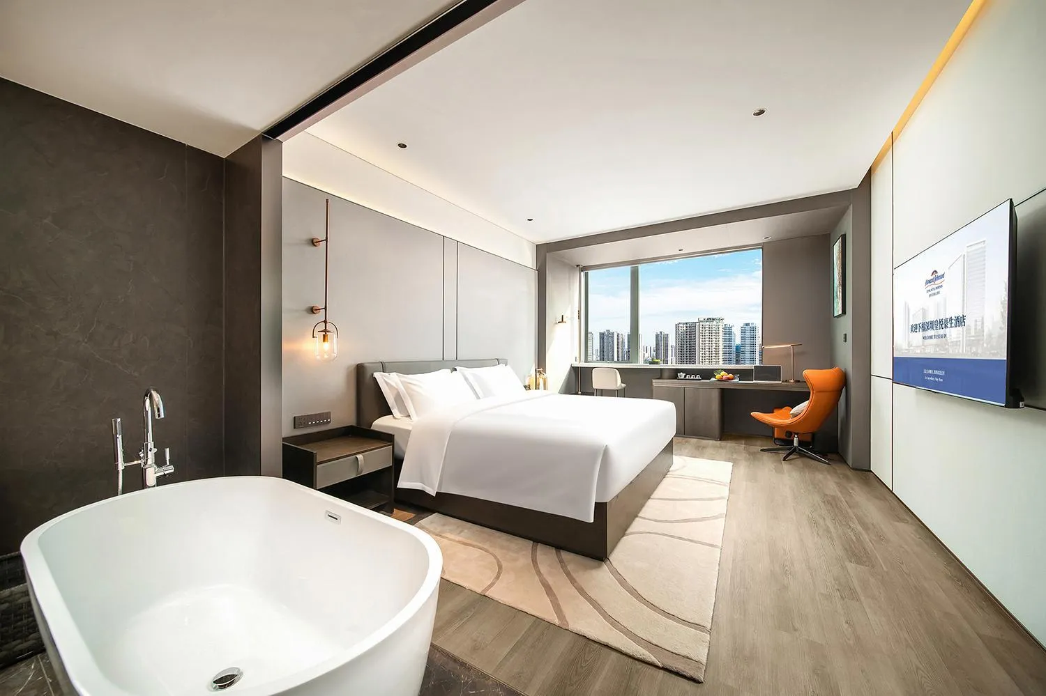 Photo of the whole room, Bed in Howard Johnson Royal Hotel Shenzhen