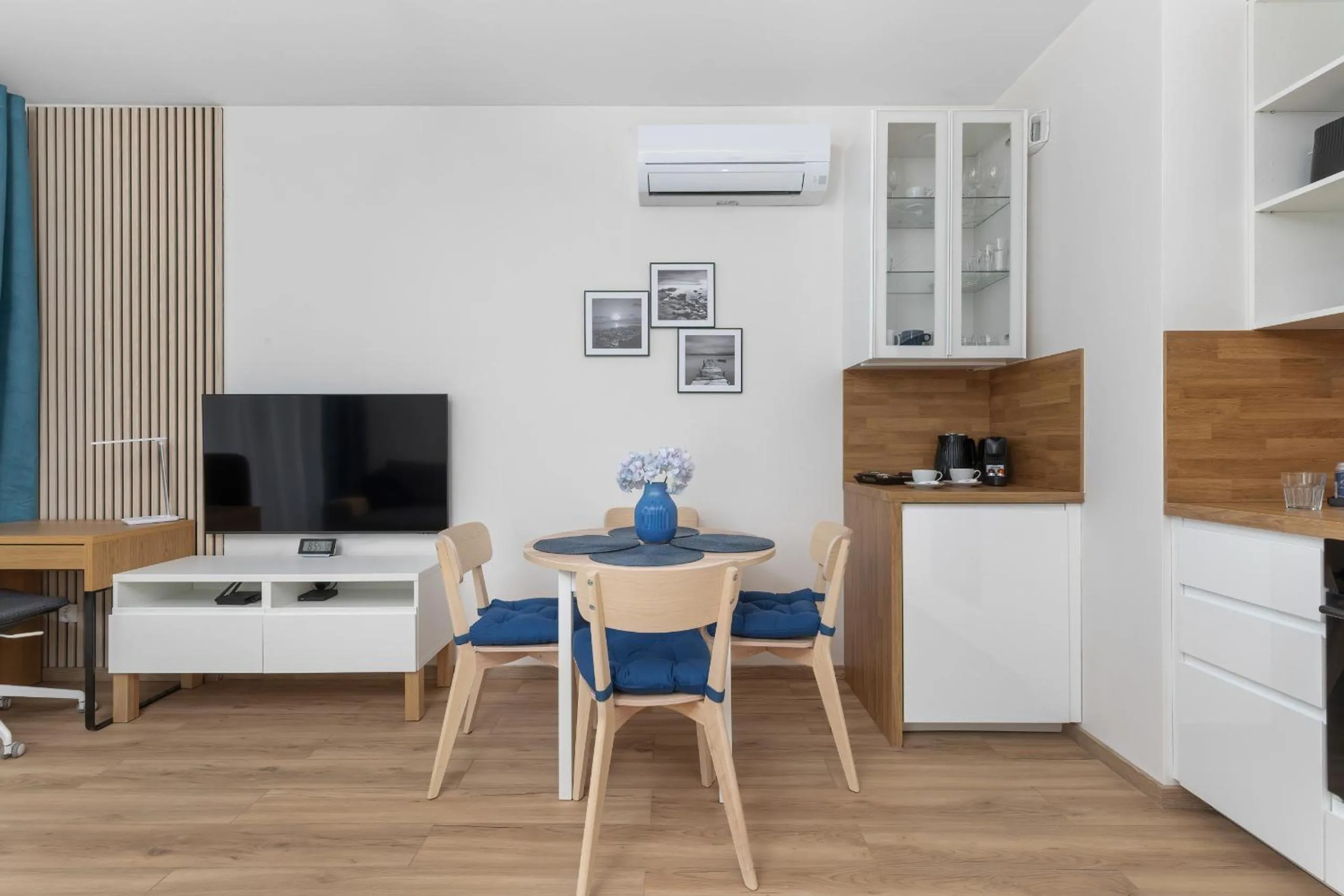 Dining area in Nowoczesny Apartament z Parkingiem Nowa Letnica Gdańsk by Renters Prestige