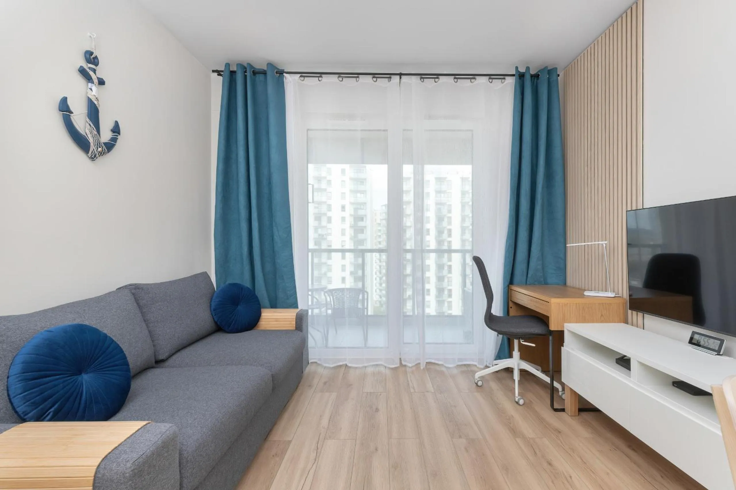 Communal lounge/ TV room in Nowoczesny Apartament z Parkingiem Nowa Letnica Gdańsk by Renters Prestige