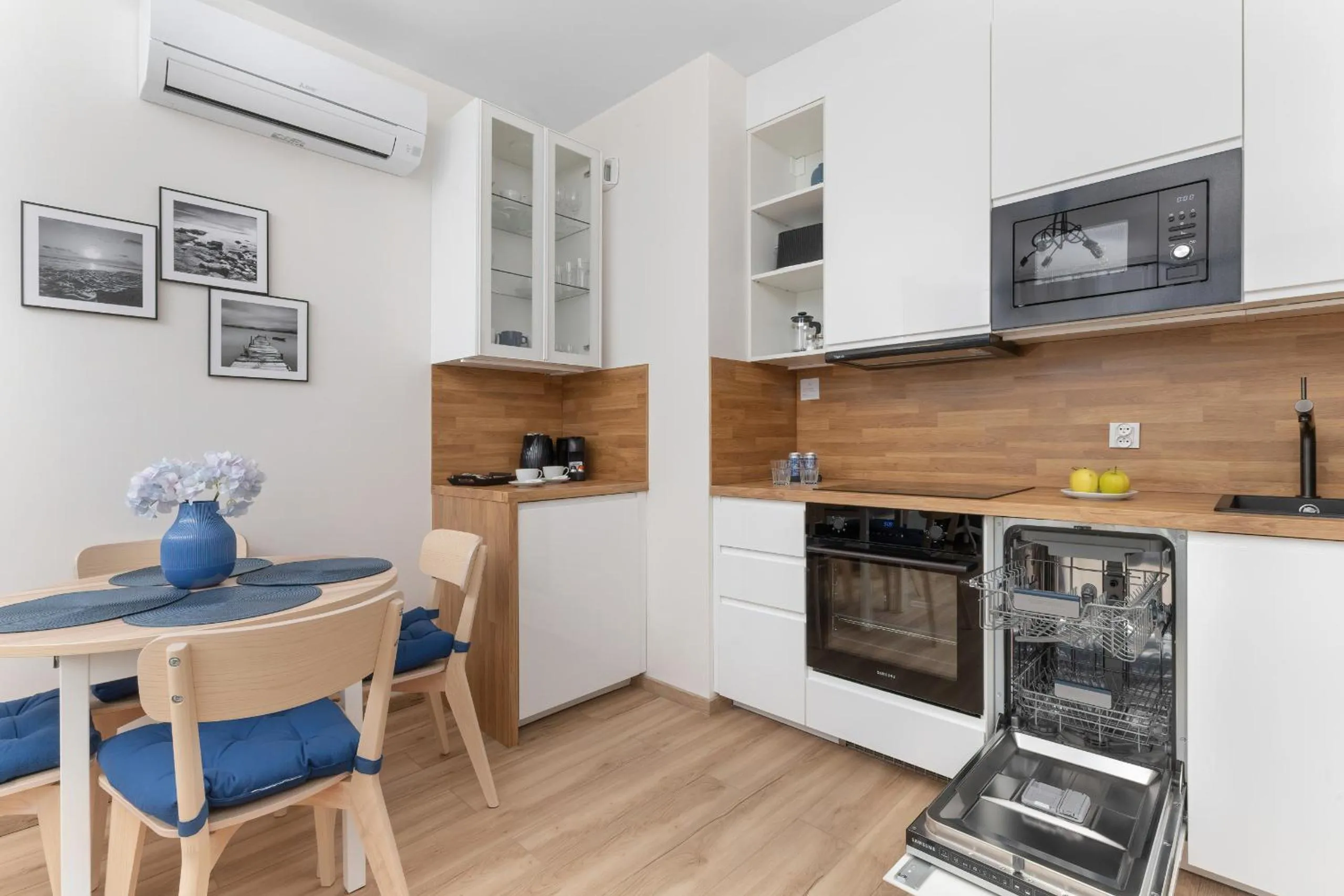 Kitchen or kitchenette in Nowoczesny Apartament z Parkingiem Nowa Letnica Gdańsk by Renters Prestige