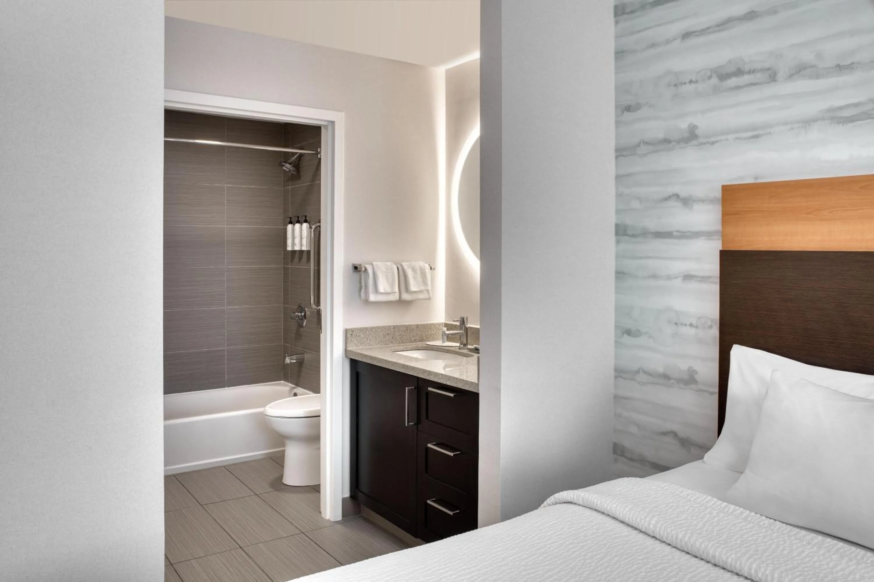 Bathroom, Bed in TownePlace Suites by Marriott Belleville