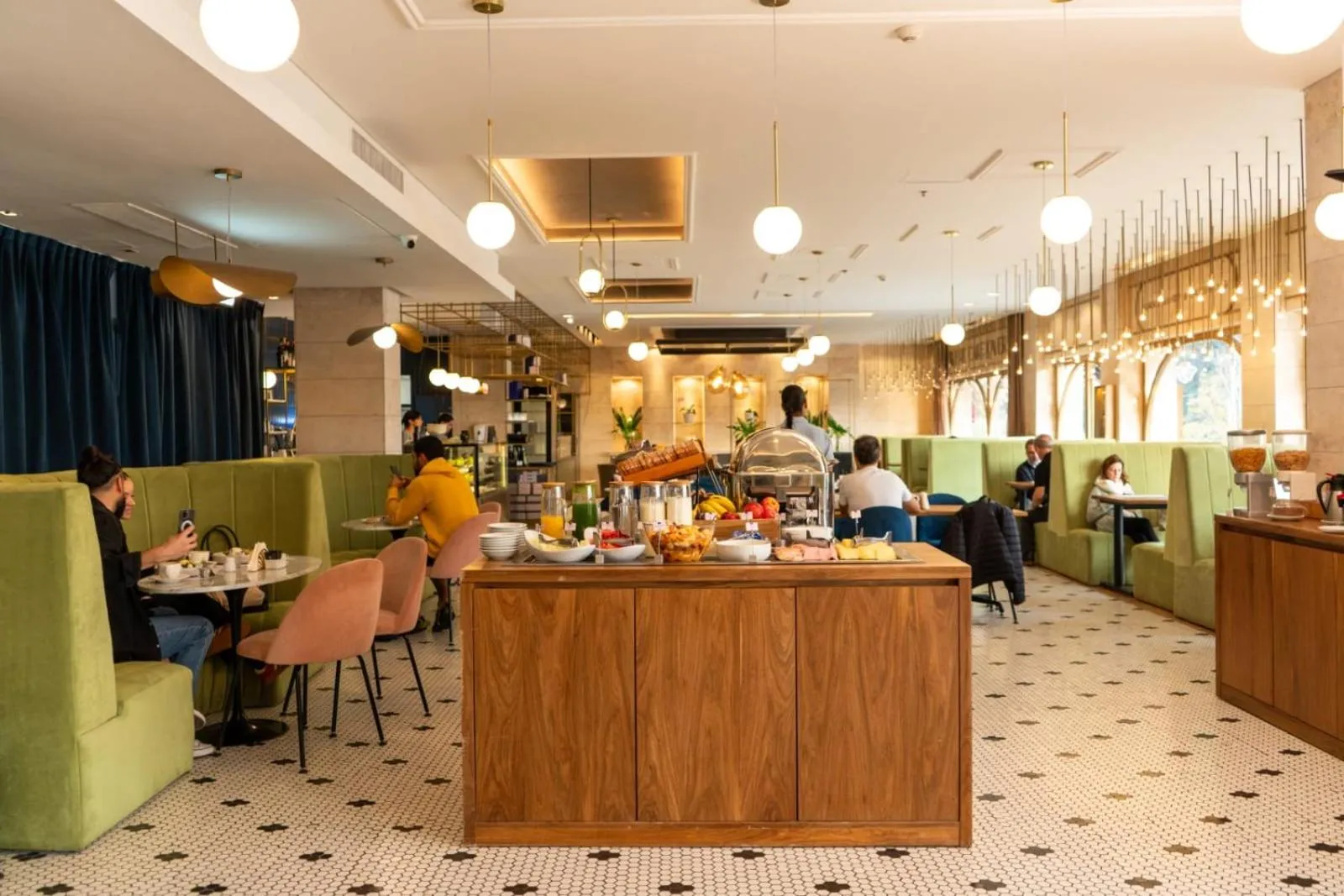 Restaurant/places to eat in ibis Pilar