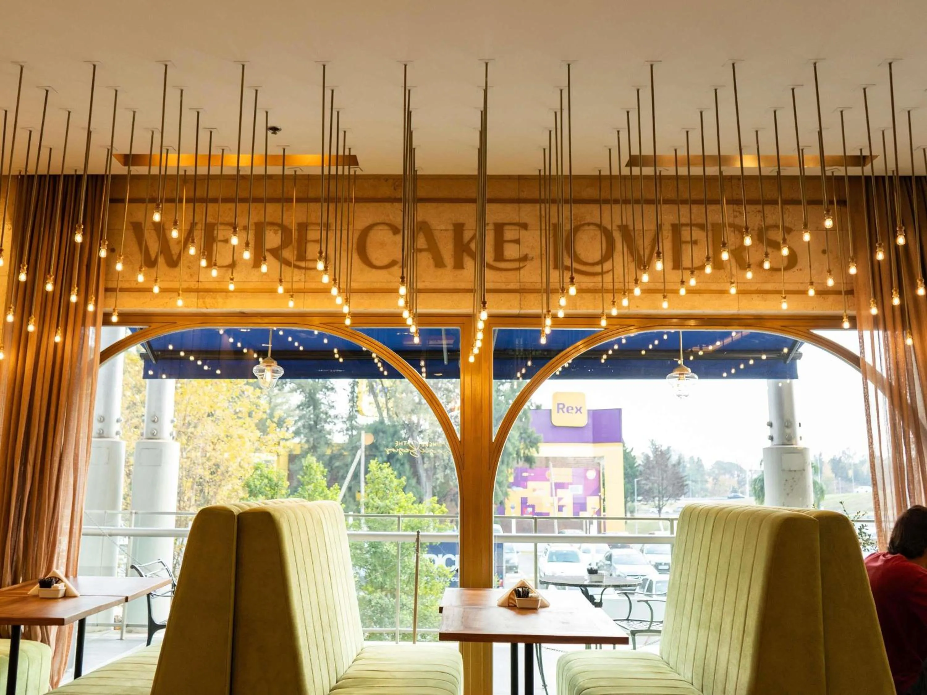 Restaurant/places to eat in ibis Pilar