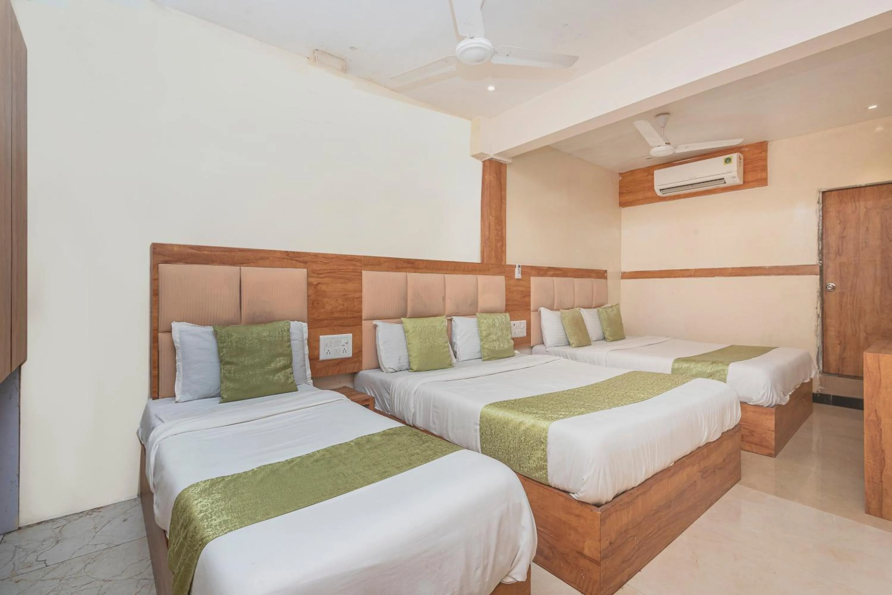 Bed in Hotel Al Madina palace