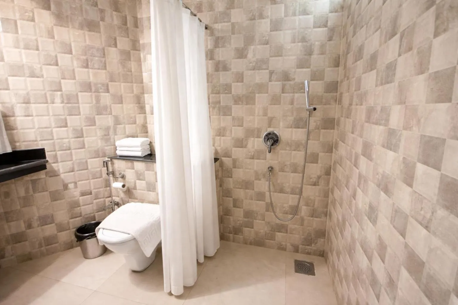 Shower in Praia Da Oura Boutique Resort ,Goa
