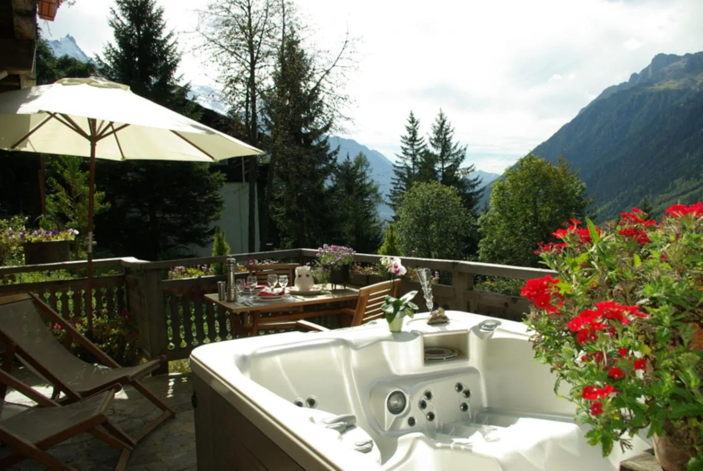 Patio in Hôtel Les Chalets de Philippe avec Jacuzzis Privatifs