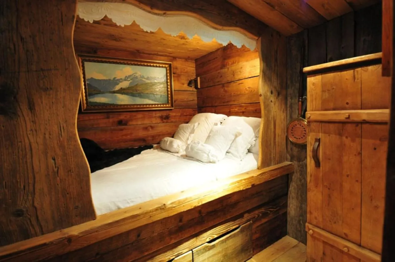 Bed in Hôtel Les Chalets de Philippe avec Jacuzzis Privatifs