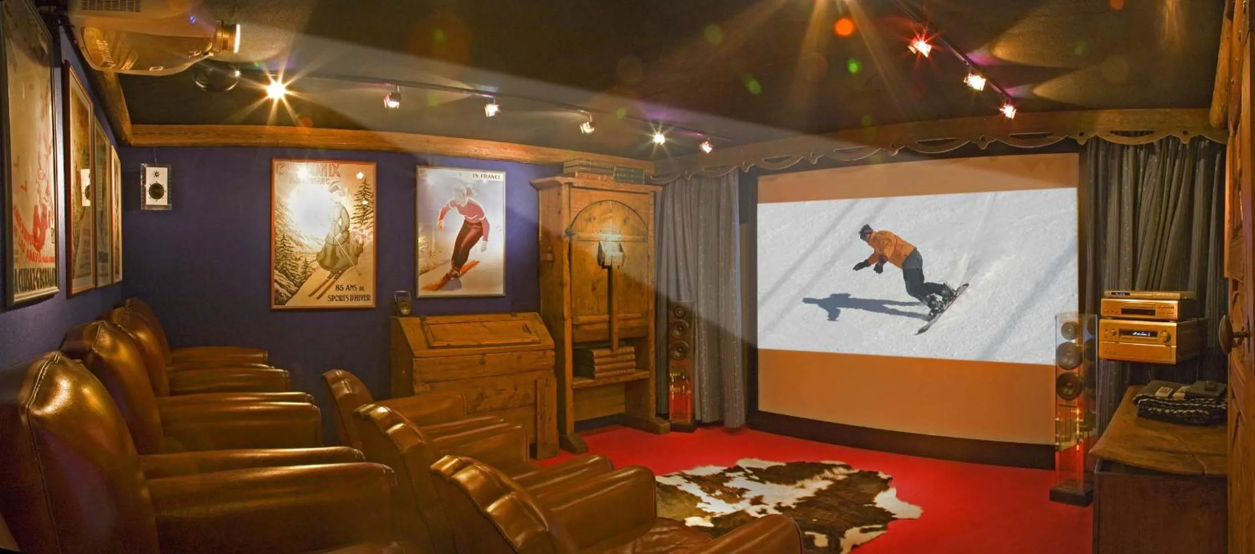 Communal lounge/ TV room in Hôtel Les Chalets de Philippe avec Jacuzzis Privatifs
