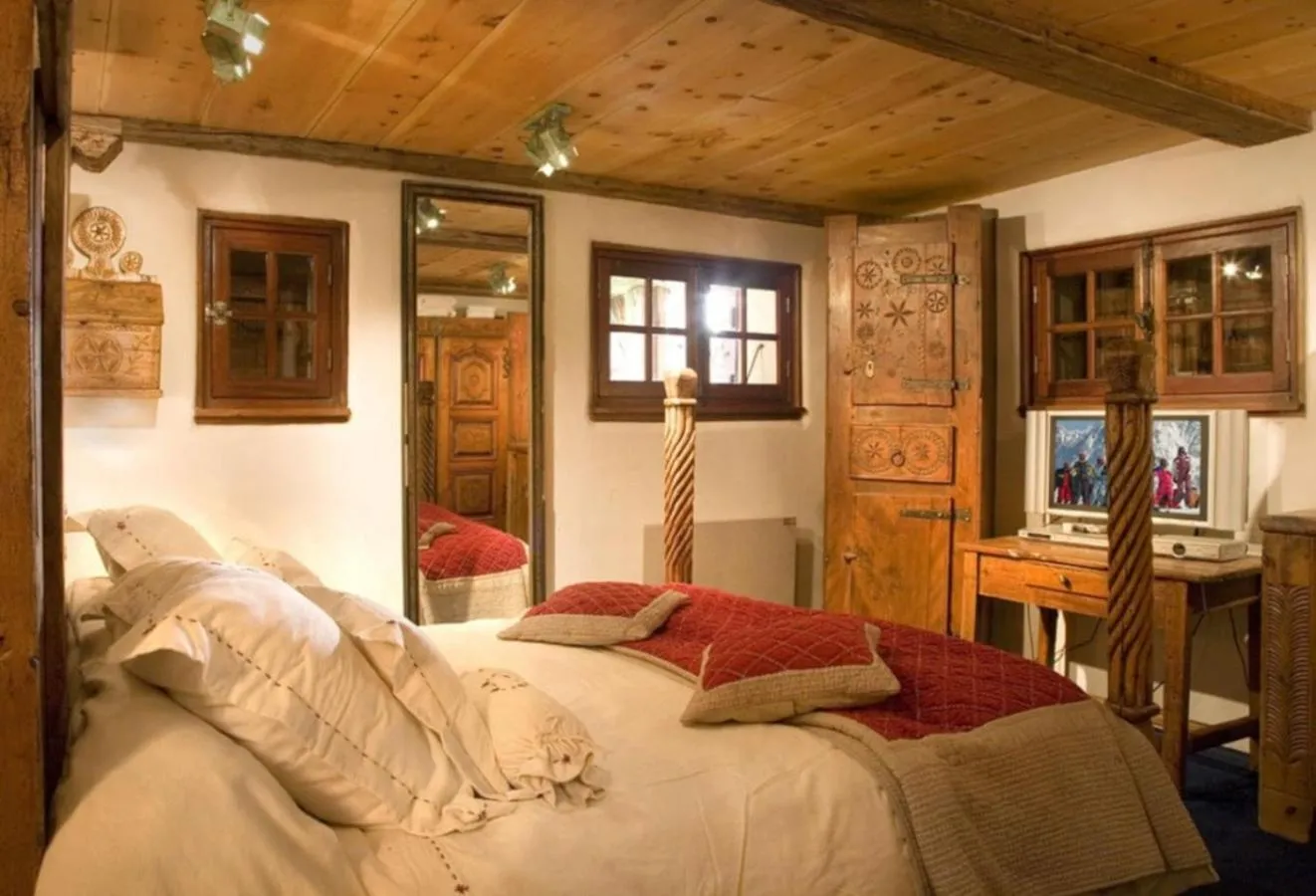 Bed in Hôtel Les Chalets de Philippe avec Jacuzzis Privatifs