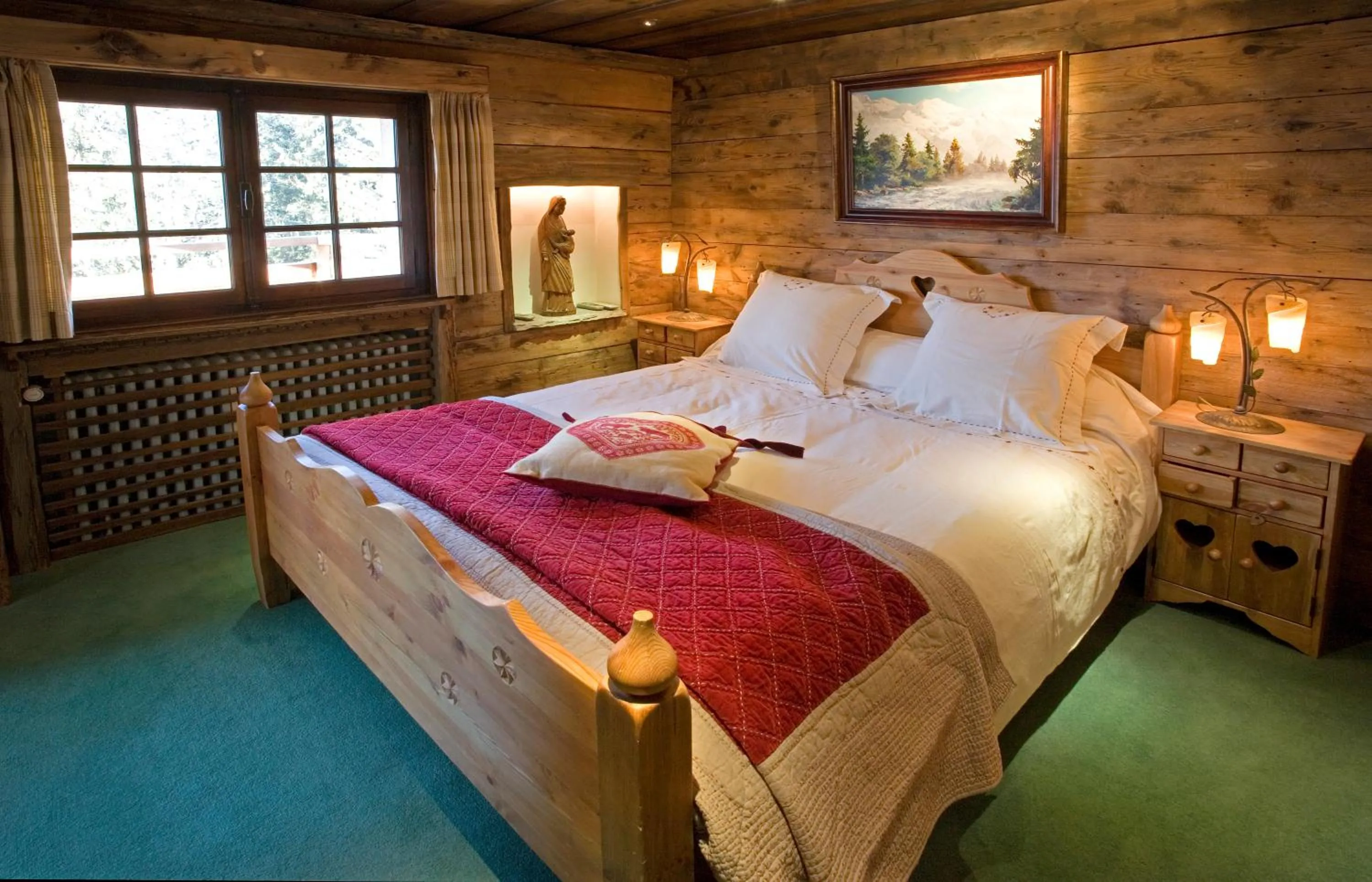 Bed in Hôtel Les Chalets de Philippe avec Jacuzzis Privatifs