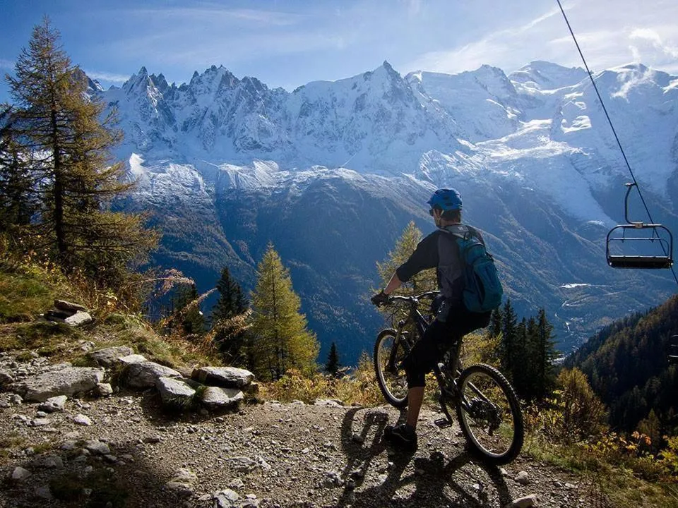 Hiking in Hôtel Les Chalets de Philippe avec Jacuzzis Privatifs