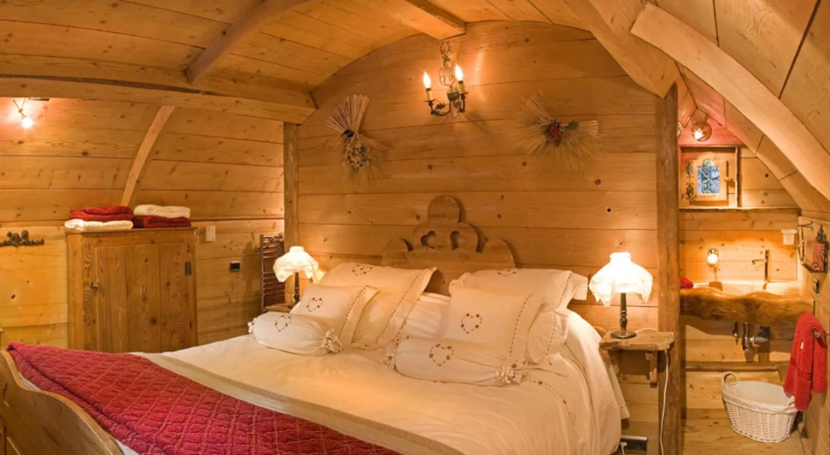 Bed in Hôtel Les Chalets de Philippe avec Jacuzzis Privatifs