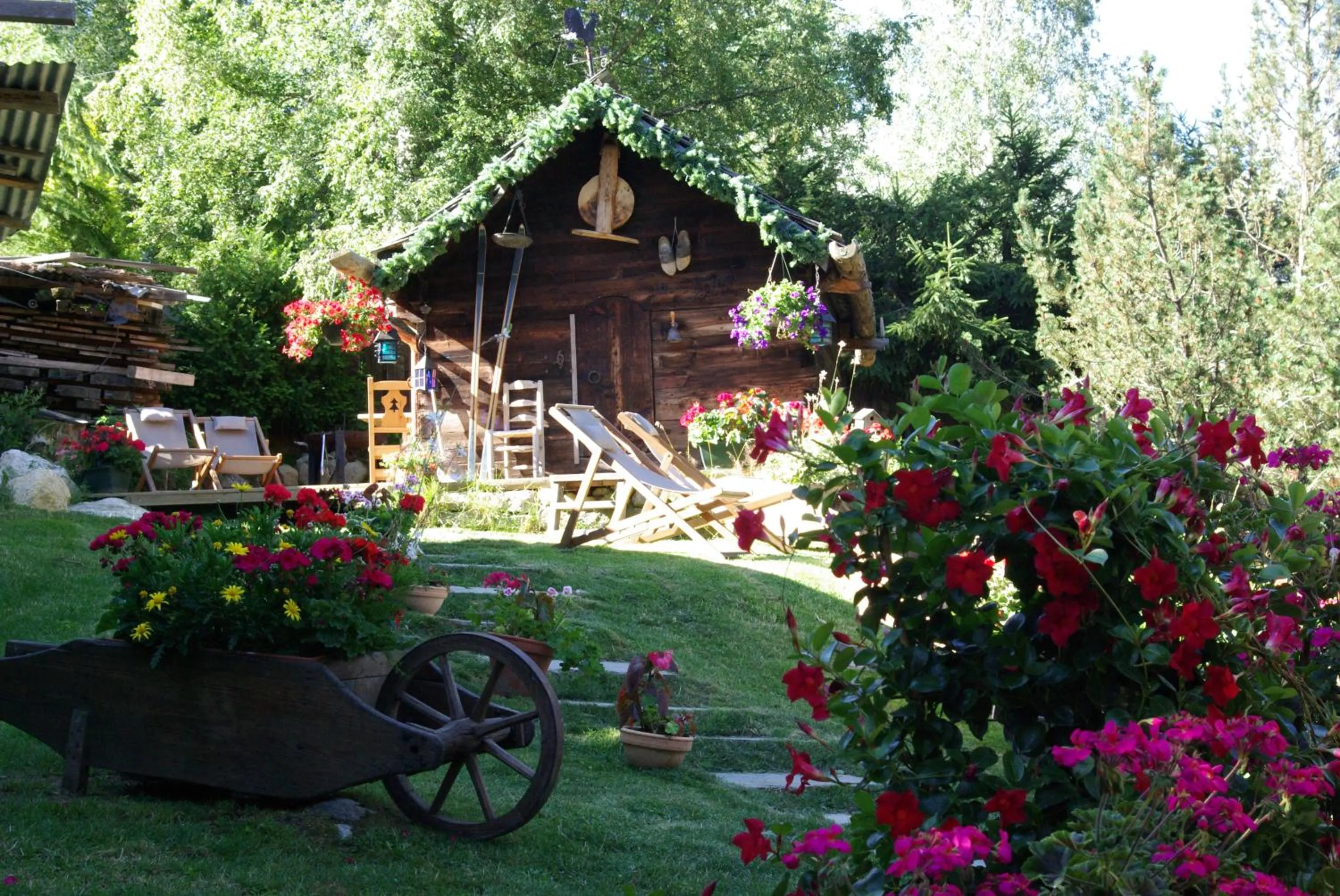 Garden view in Hôtel Les Chalets de Philippe avec Jacuzzis Privatifs