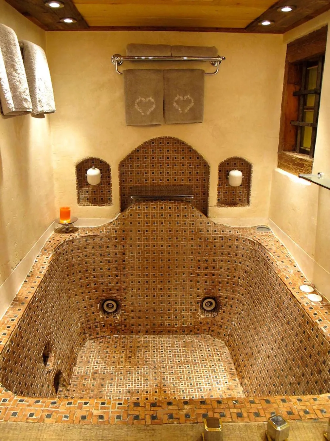 Hot Tub in Hôtel Les Chalets de Philippe avec Jacuzzis Privatifs