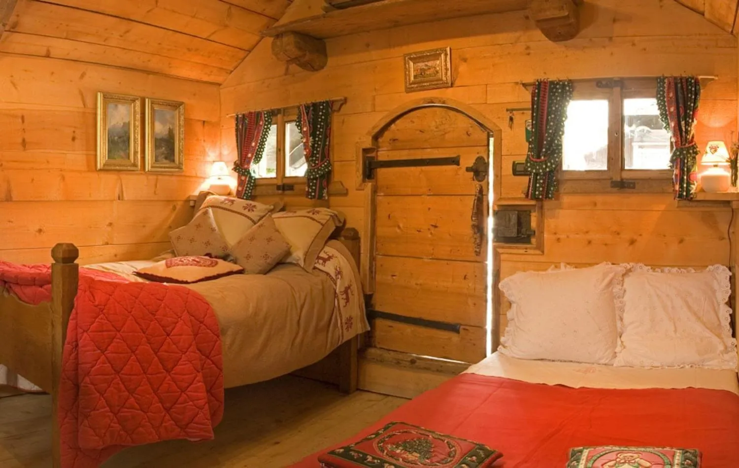 Bedroom, Bed in Hôtel Les Chalets de Philippe avec Jacuzzis Privatifs